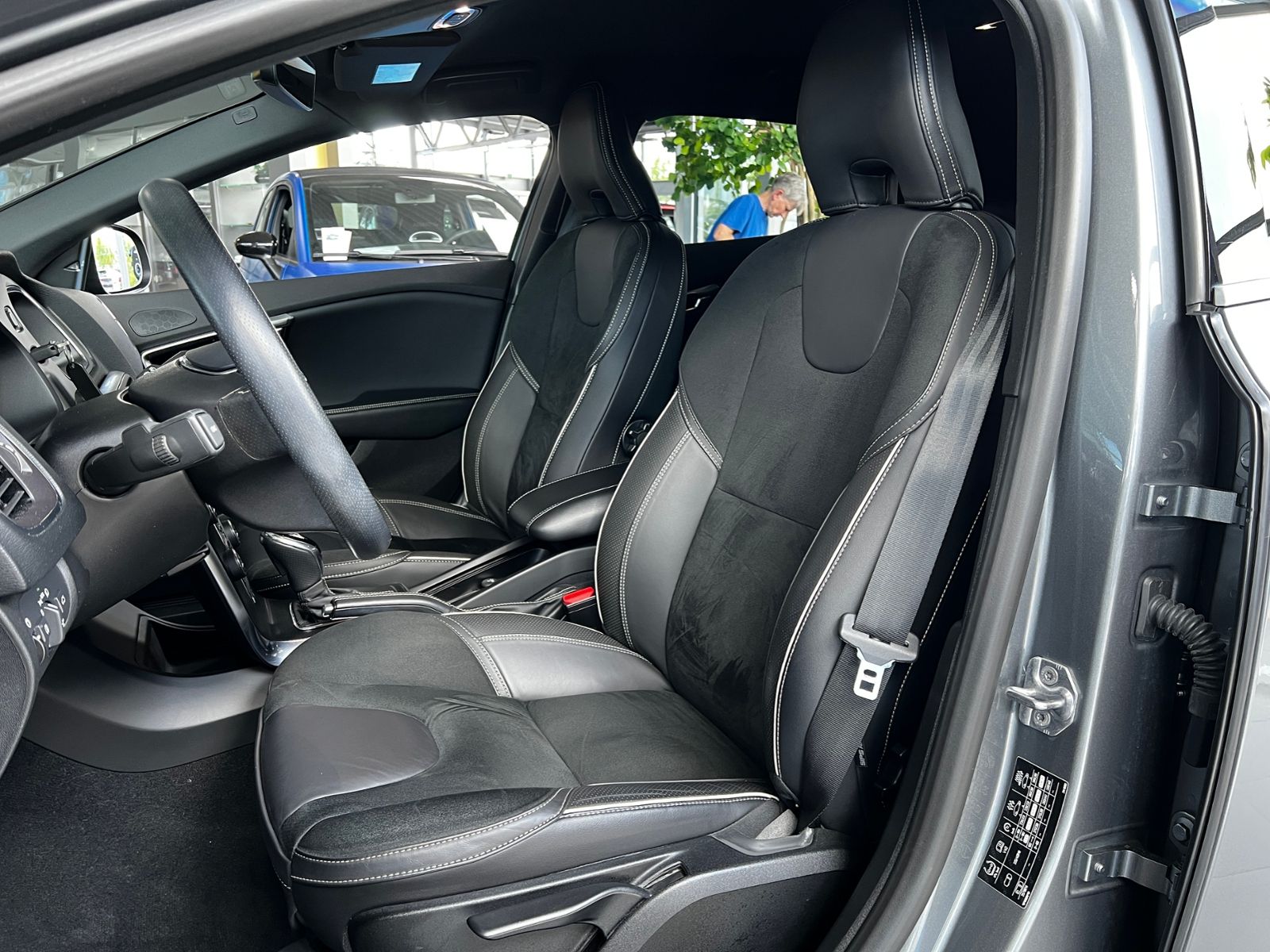 Fahrzeugabbildung Volvo V40 T3 R-Design RFK LED NAVI