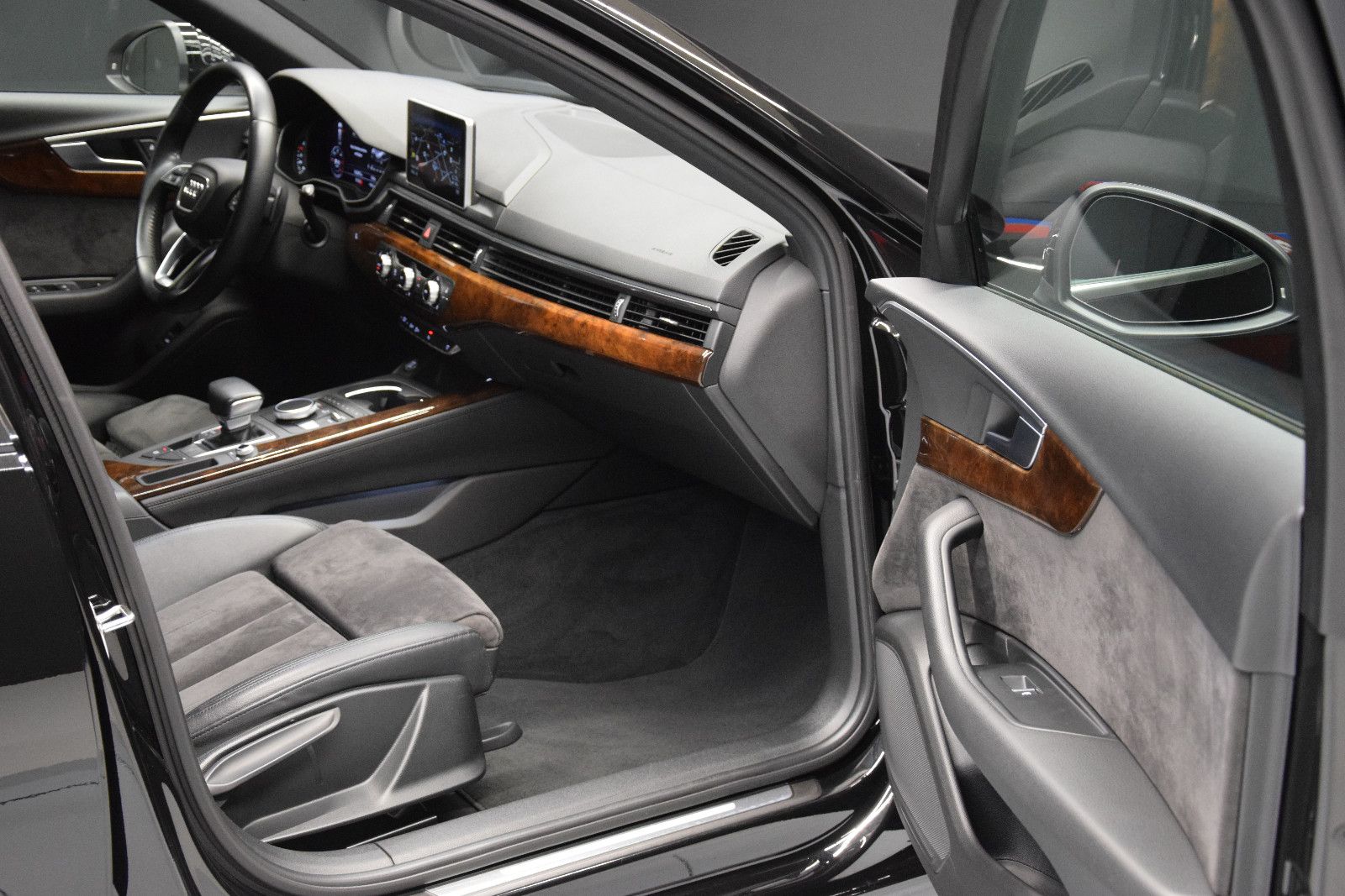 Fahrzeugabbildung Audi A4 Avant design HuD Kamera Bi-Xenon Virtual Temp