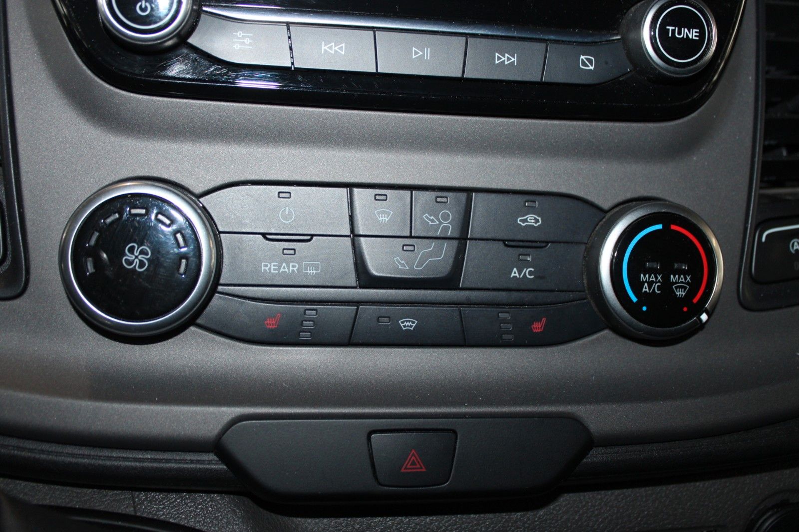 Fahrzeugabbildung Ford Transit Custom TREND 9-Sitzer Klima AHK NAVI uvm