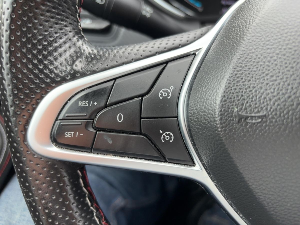 Fahrzeugabbildung Renault Clio R.S. LINE E-TECH 140 Kamera SHZ - mit KI generiert/bearbeitet