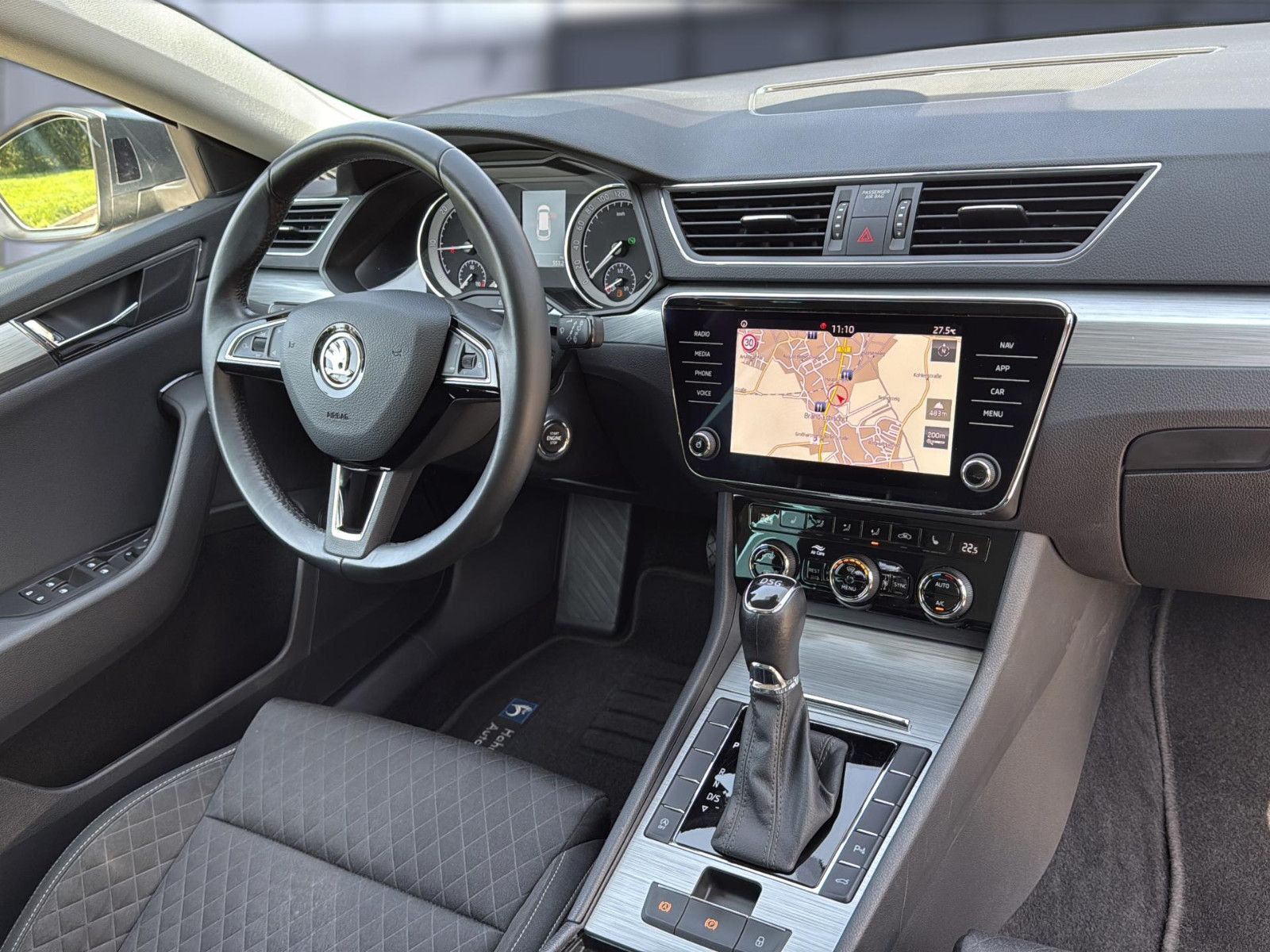 Fahrzeugabbildung SKODA Superb Combi 2.0 TDI / unfallfrei /AHK