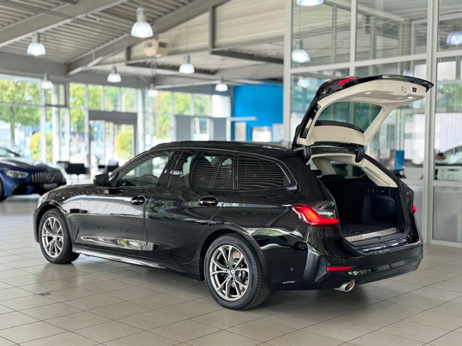 Fahrzeugabbildung BMW 330e xD Sport Line Kamera HiFi DAB Stop&Go AHK