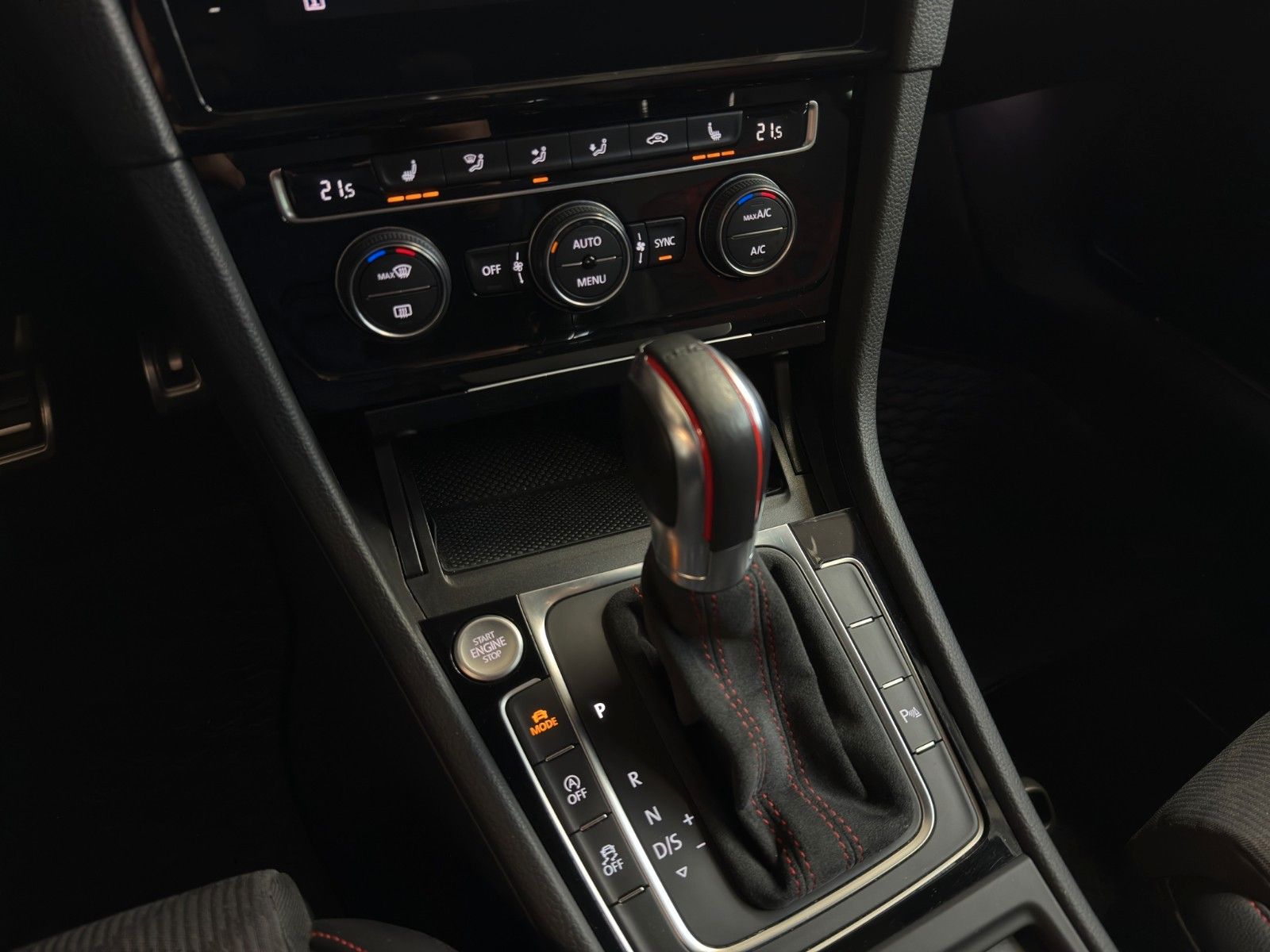 Fahrzeugabbildung Volkswagen Golf VII Lim. GTI TCR *Pano*Kamera*Carplay*ACC