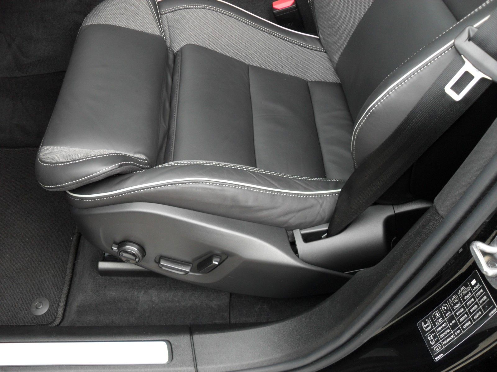 Fahrzeugabbildung Volvo XC 60 B5 Plus Black Edition AWD