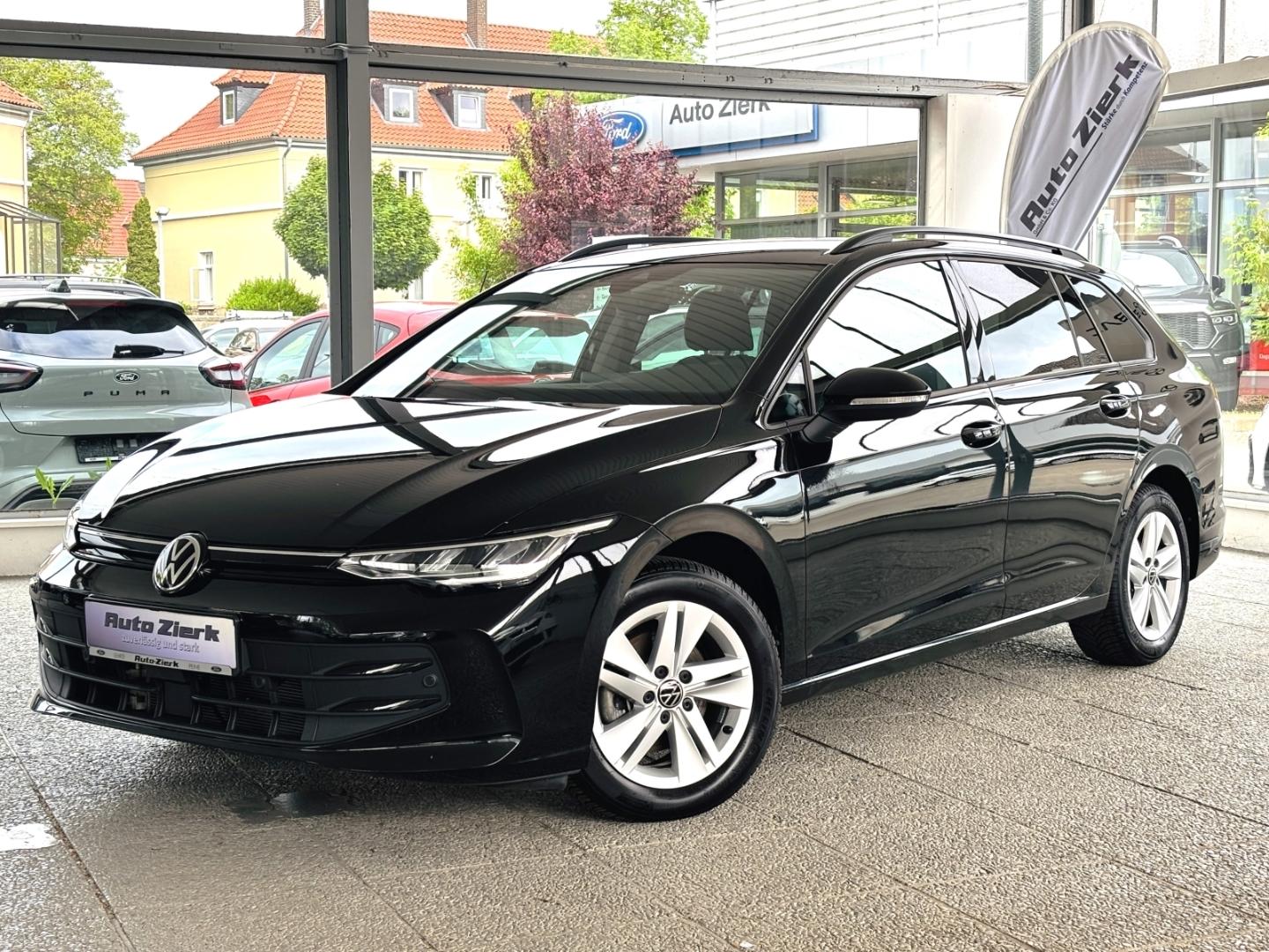 Volkswagen Golf VIII Variant 1.5 eTSI DSG Life ACC LED SHZ