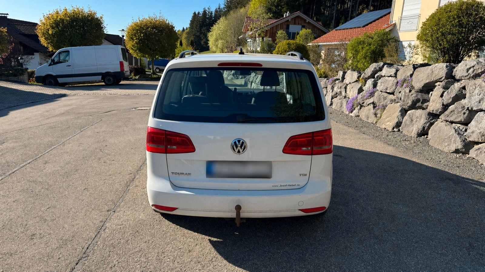 Volkswagen Touran 2013 — interior