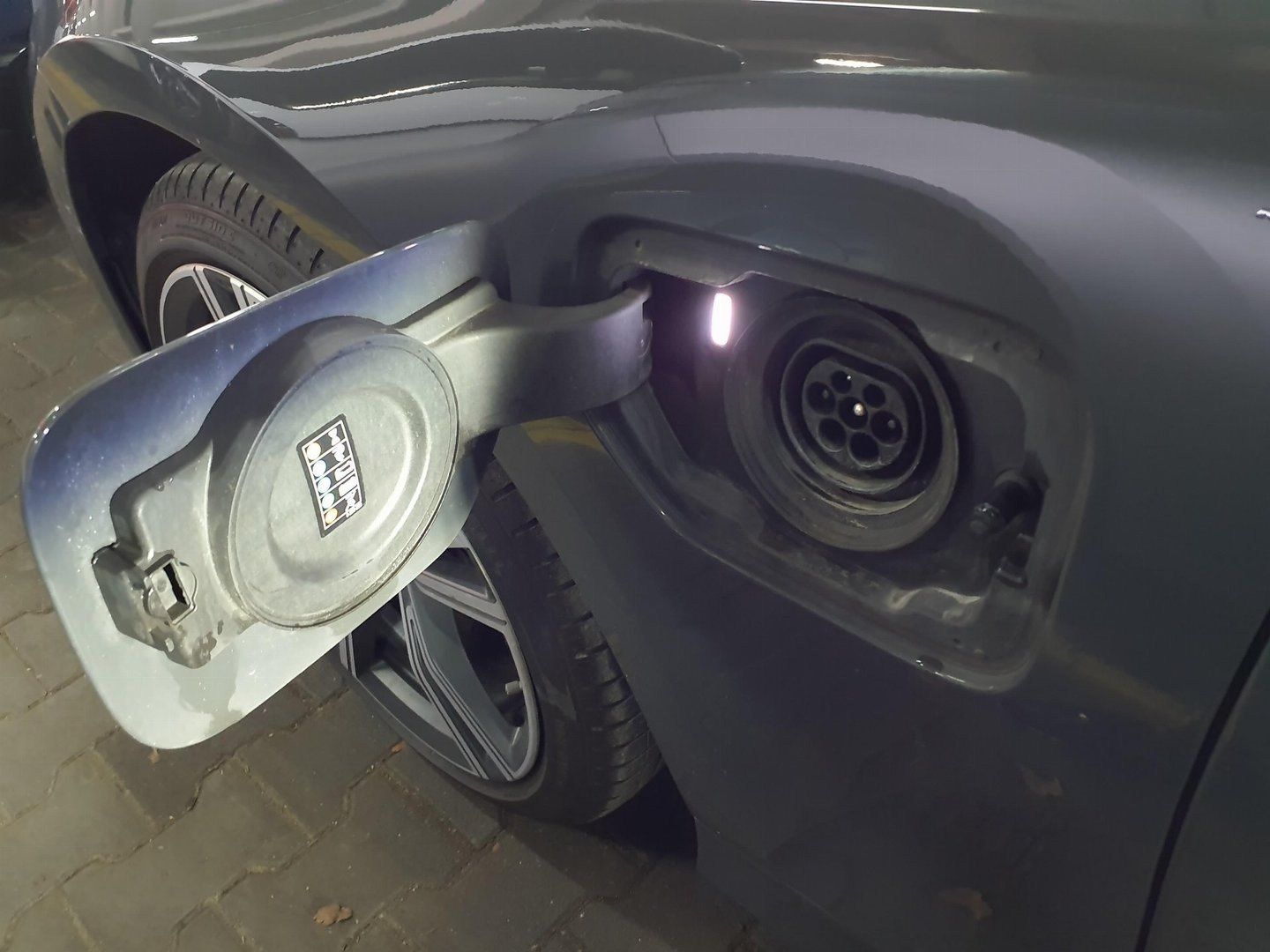 Fahrzeugabbildung BMW 330e Limousine Head-Up HiFi