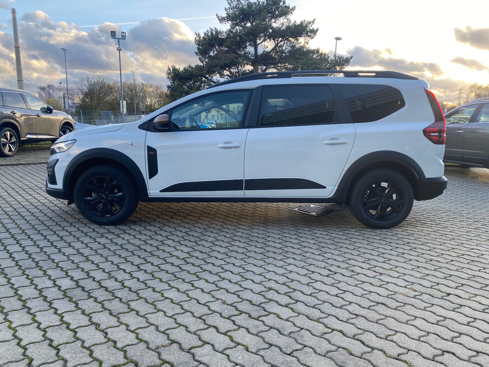 Fahrzeugabbildung Dacia Jogger Extreme 1.0 Kombi 110 PS+NAVI+KAMERA+TEMP