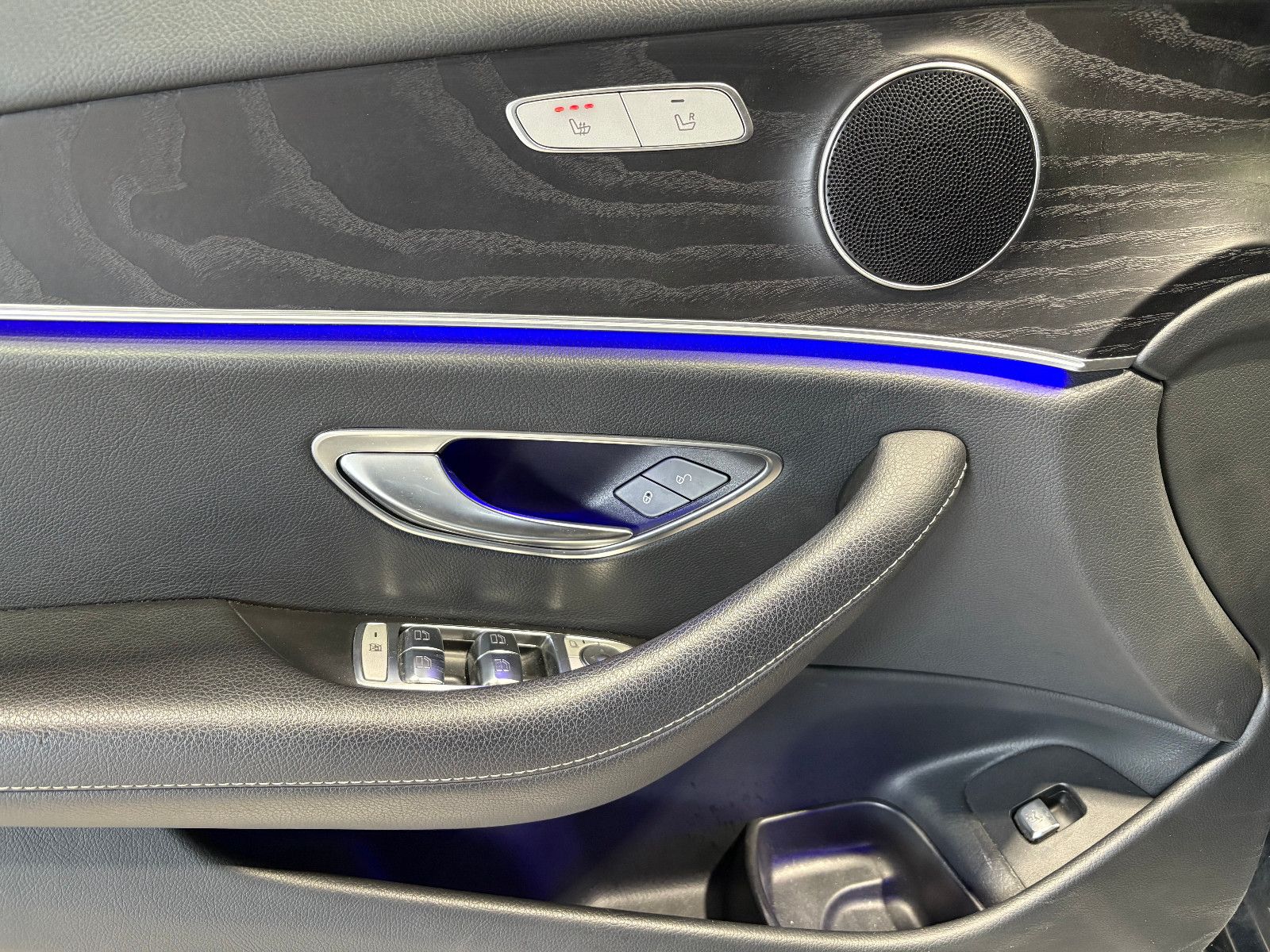 Fahrzeugabbildung Mercedes-Benz E 200 Lim./PANO/AMBIENTE/APPLE/SHZ/KLIMA/