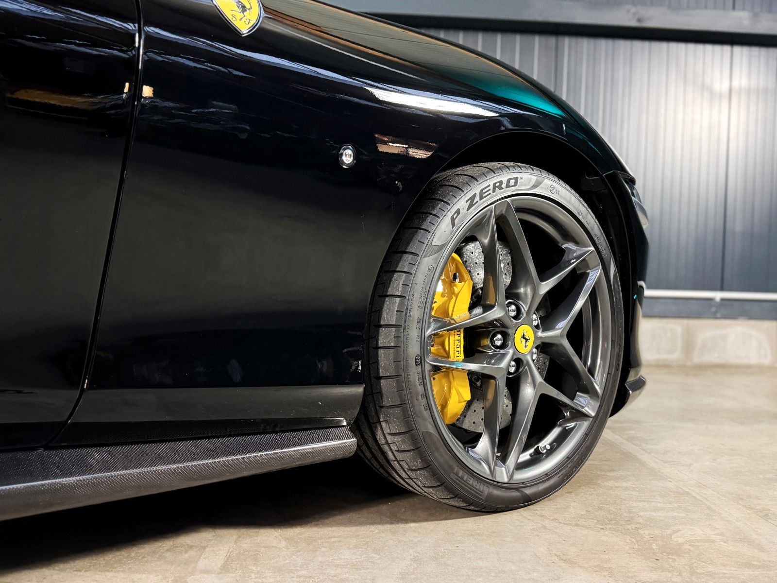 Fahrzeugabbildung Ferrari Roma Spider + Carbon + Daytona + ACC + 360 Grad