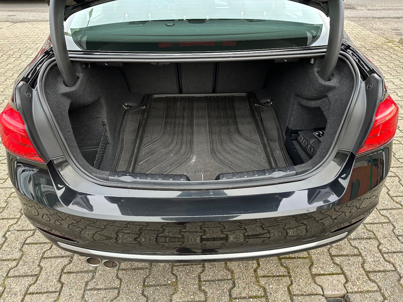 Fahrzeugabbildung BMW 330 Baureihe 3 Lim. 330i Luxury Line Purity LED