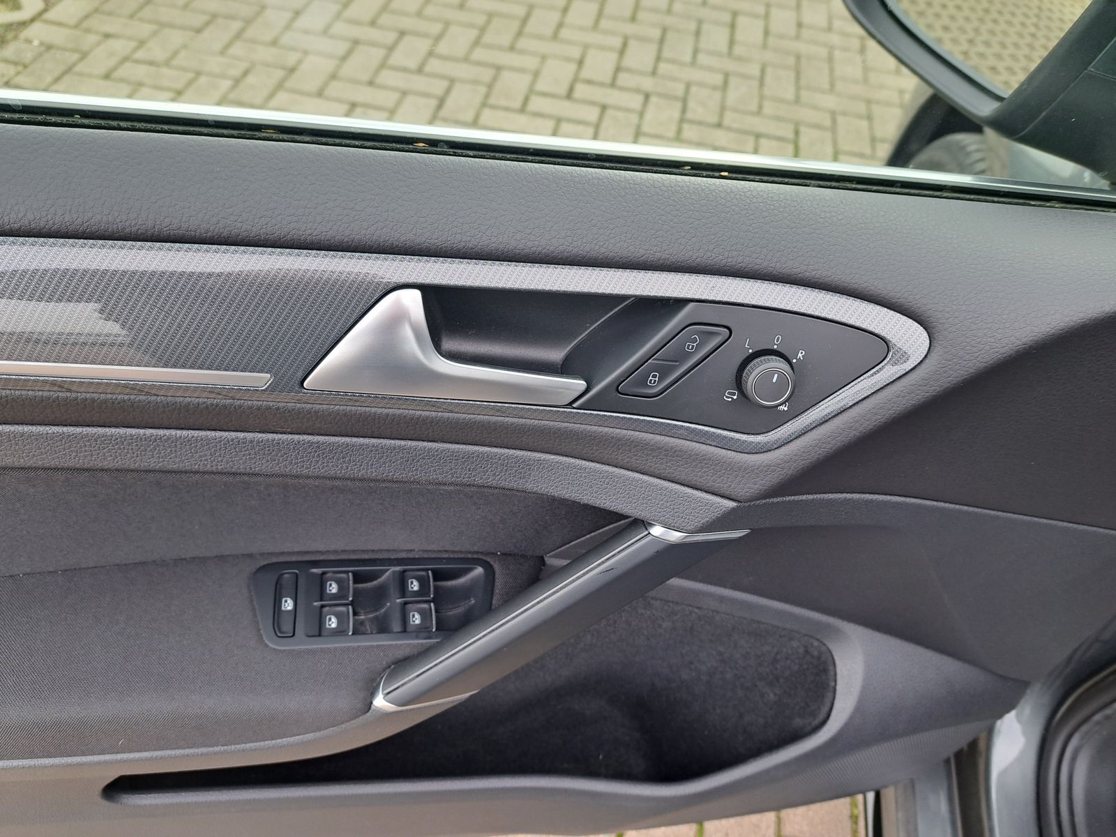 Fahrzeugabbildung Volkswagen Golf 2x R-LINE 1.5TSI DSG LED DYNAUDIO-SOUND ACC