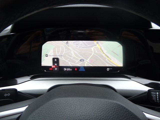 Fahrzeugabbildung Volkswagen Golf VIII Lim. Life/DSG/Navi/AHK/LED/PDC/150PS/