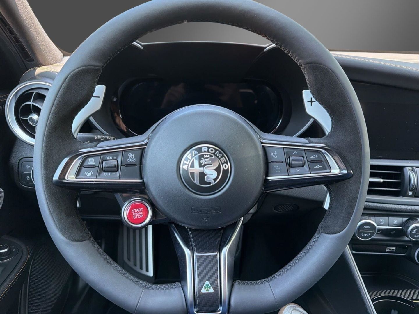 Fahrzeugabbildung Alfa Romeo Giulia Quadrifoglio Oro -Akrapovic-Carbon Dach-