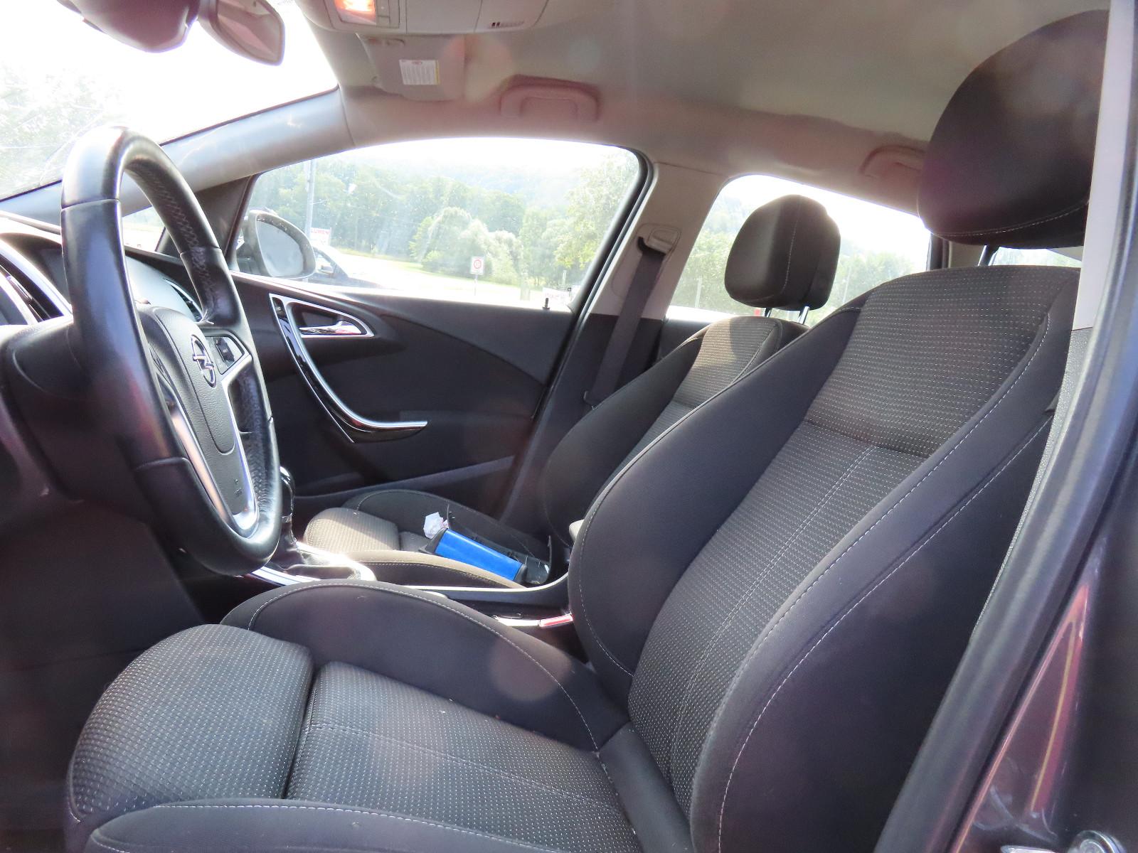 Opel Astra 2012 — photo 11