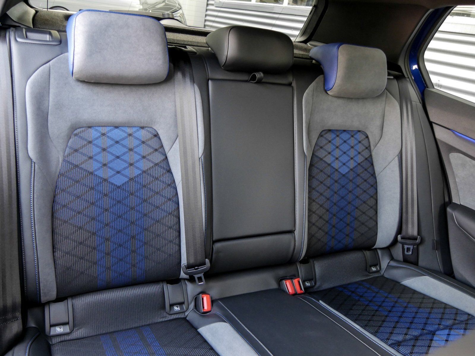Volkswagen Golf VIII 2.0 TSI R Performance BLACK STYLE KAME foto 5