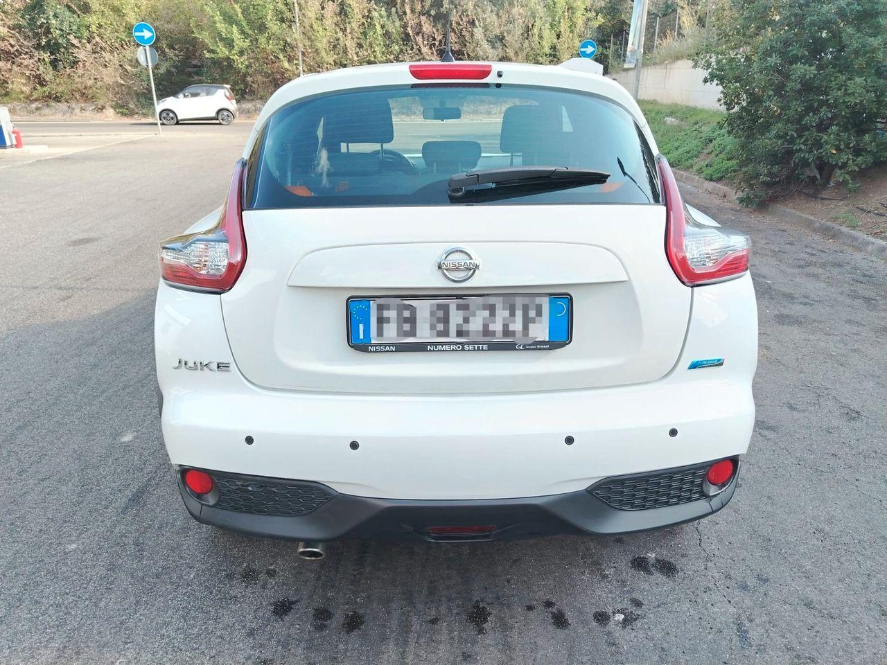 Nissan Juke 2015 — вигляд ззаду