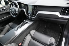 Fahrzeugabbildung Volvo XC60 T8 Twin Engine AWD R-Design*STDHZG*360°*AHK