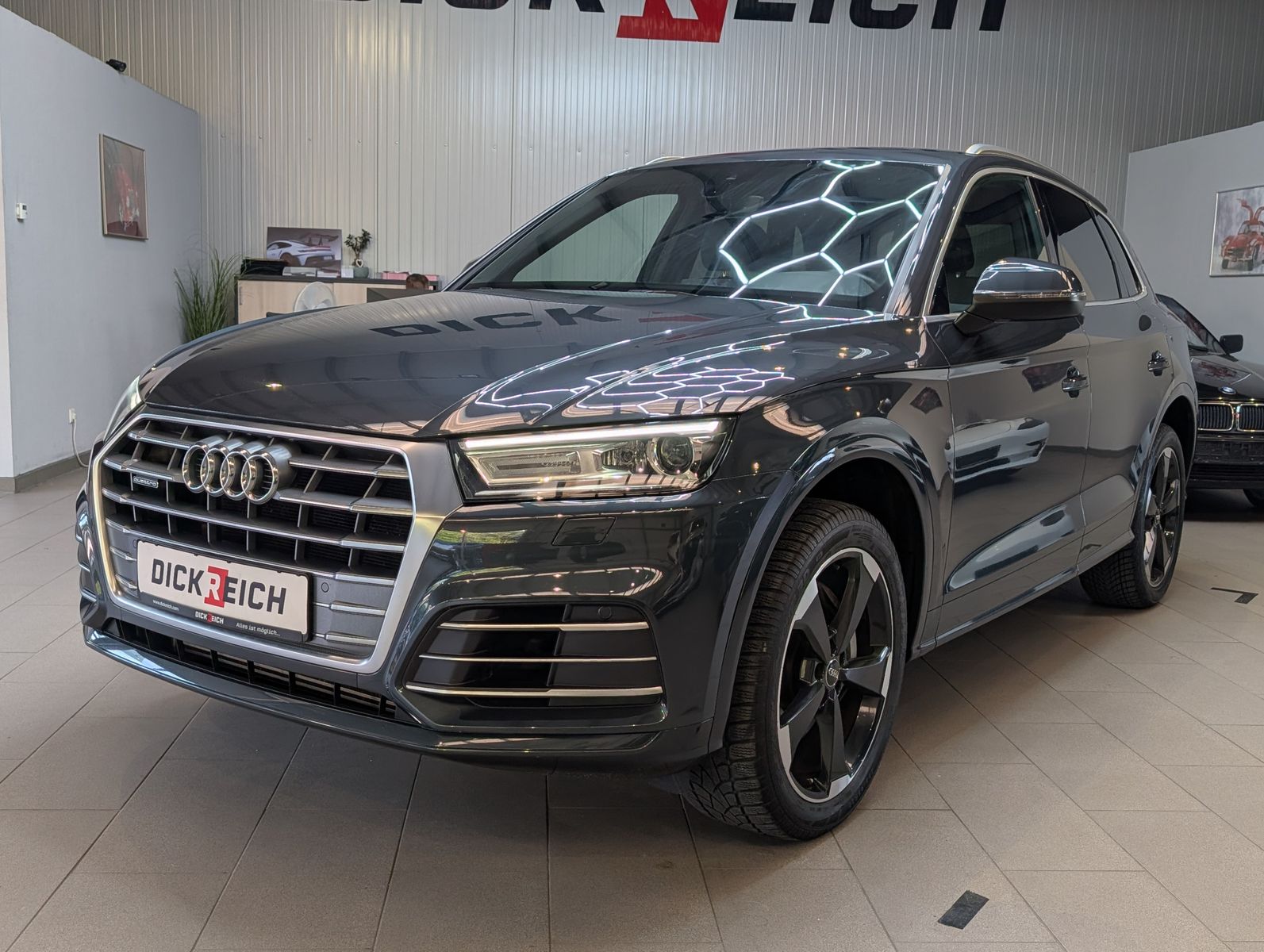 Fahrzeugabbildung Audi Q5 45 TDI Quattro S-Line Sport TEMP MMI SHZ 20"