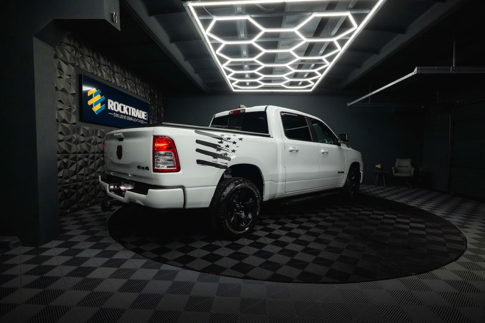 Fahrzeugabbildung Dodge RAM 5.7 V8 HEMI 4x4 OFFROAD Night-Paket *PANO*