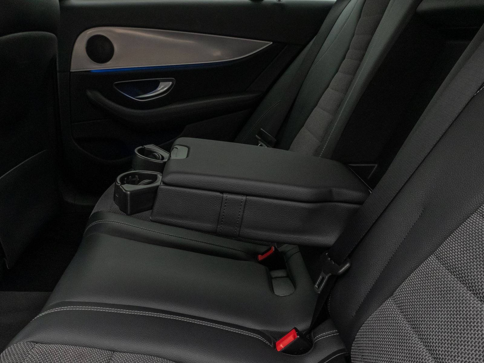 Fahrzeugabbildung Mercedes-Benz E 220d T-Modell Avantgarde Kamera AHK Tempomat