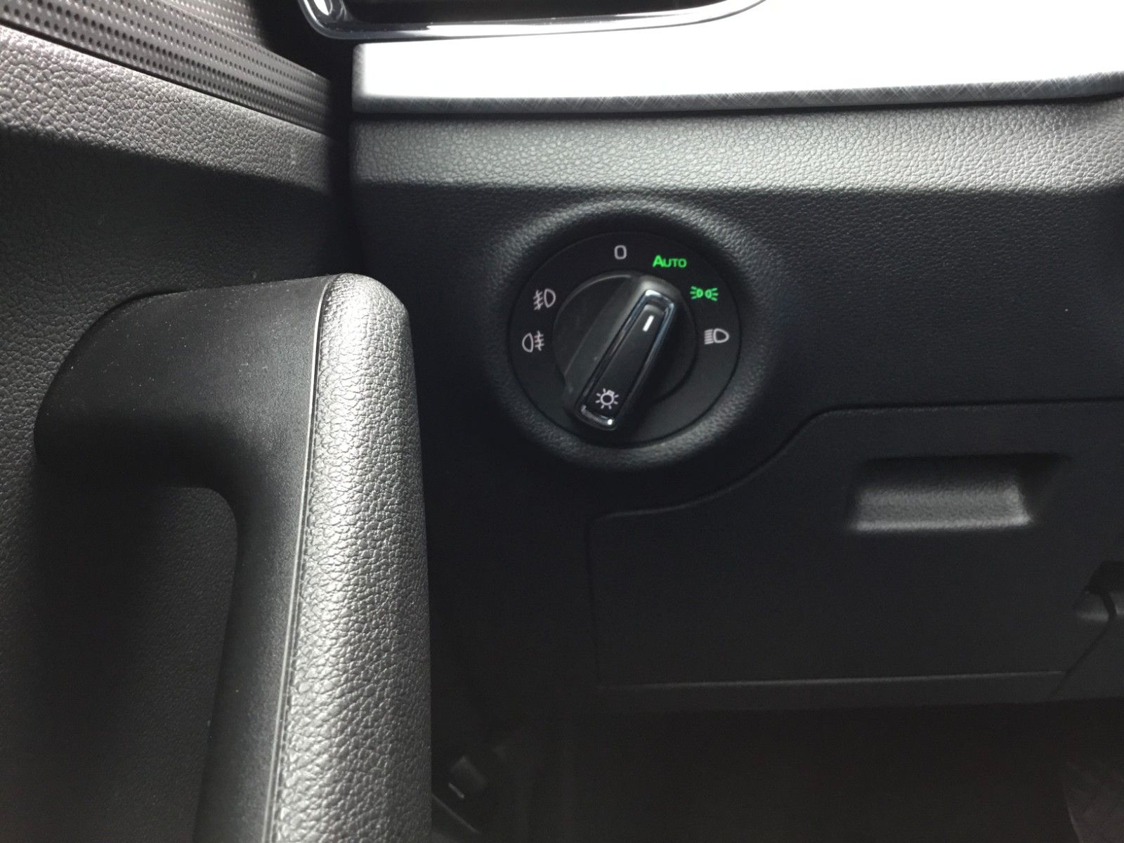 Fahrzeugabbildung SKODA Kamiq 1.5l TSI DSG TOUR+LED+17"+Navi