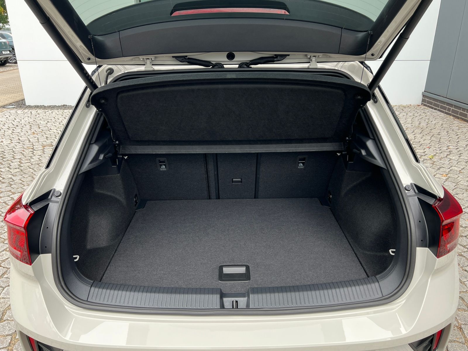 Fahrzeugabbildung Volkswagen T-Roc R-Line 1.5 TSI DSG *AHK,LED,BlackStyle,LM