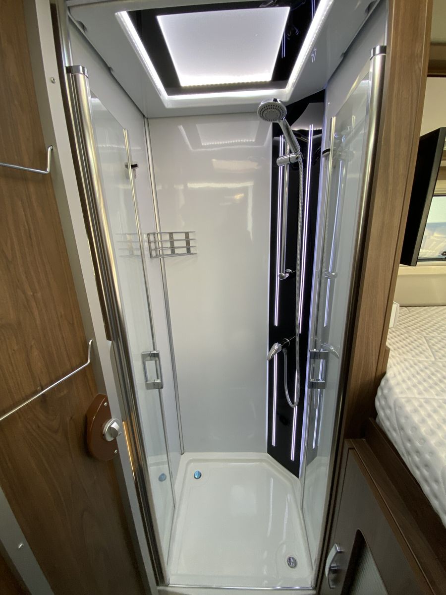 Fahrzeugabbildung Frankia F-Line I 740 BD Hubstützen, Solar, Sat + 2x TV