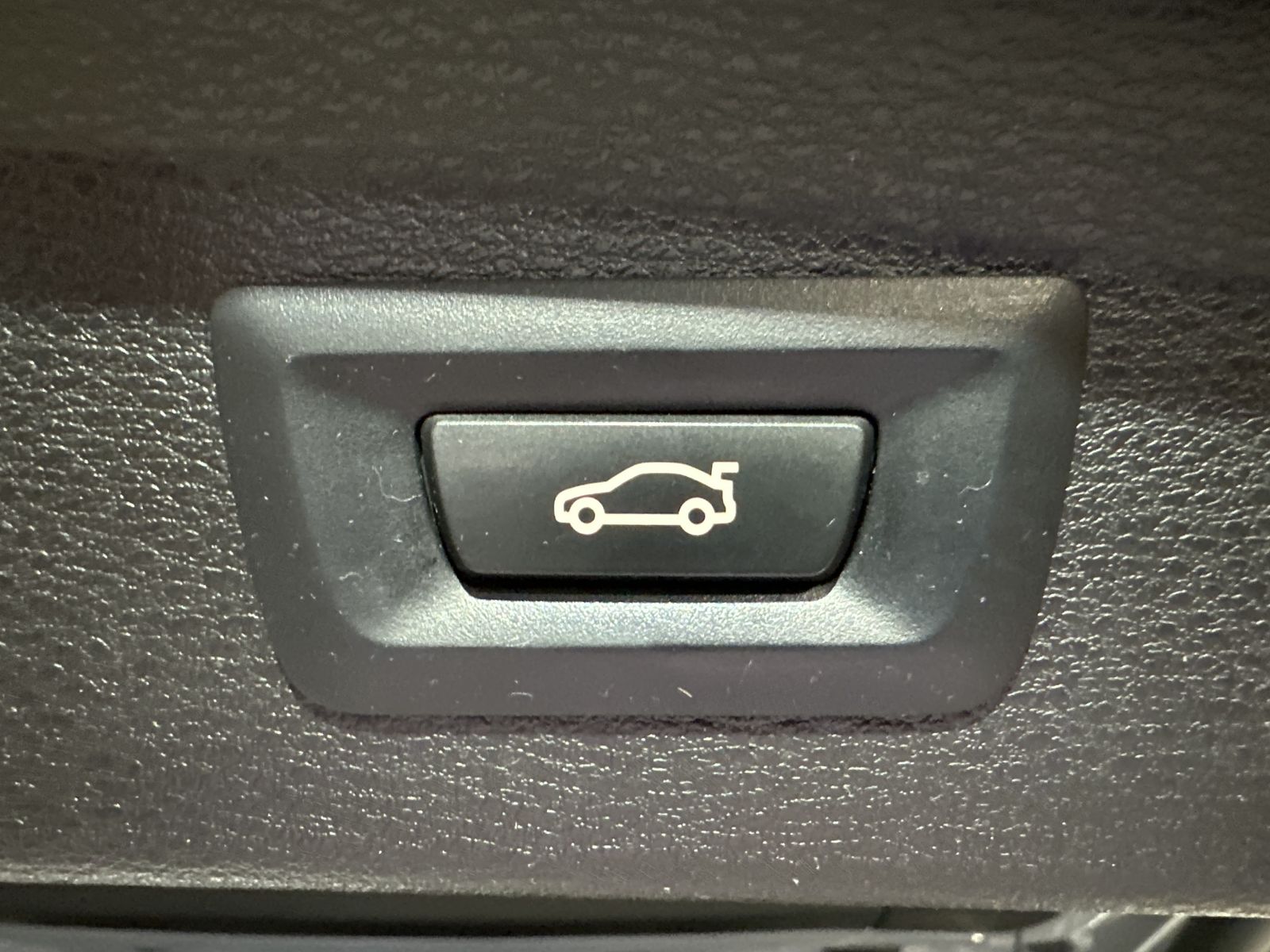 Fahrzeugabbildung BMW X2 xDrive25e M-Sport NAV+LED+HIFI+VC+HUD+CARPLAY