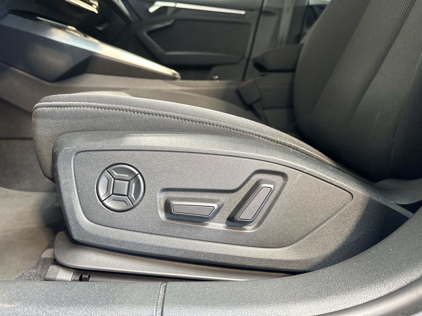 Fahrzeugabbildung Audi A3 Sportback 35 TFSI S-Line LED+SHZ+PLA+18ZO+1HD