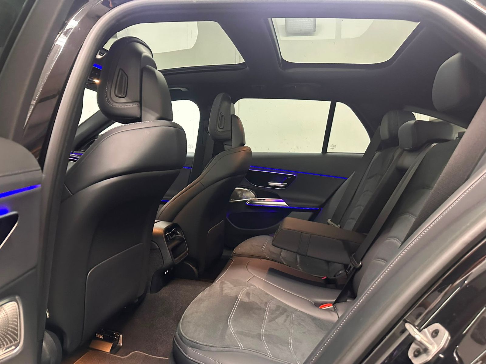 Fahrzeugabbildung Mercedes-Benz E 220 d 4MATIC T *AMG-LINE ADVANCED*PANO*KEYGO*