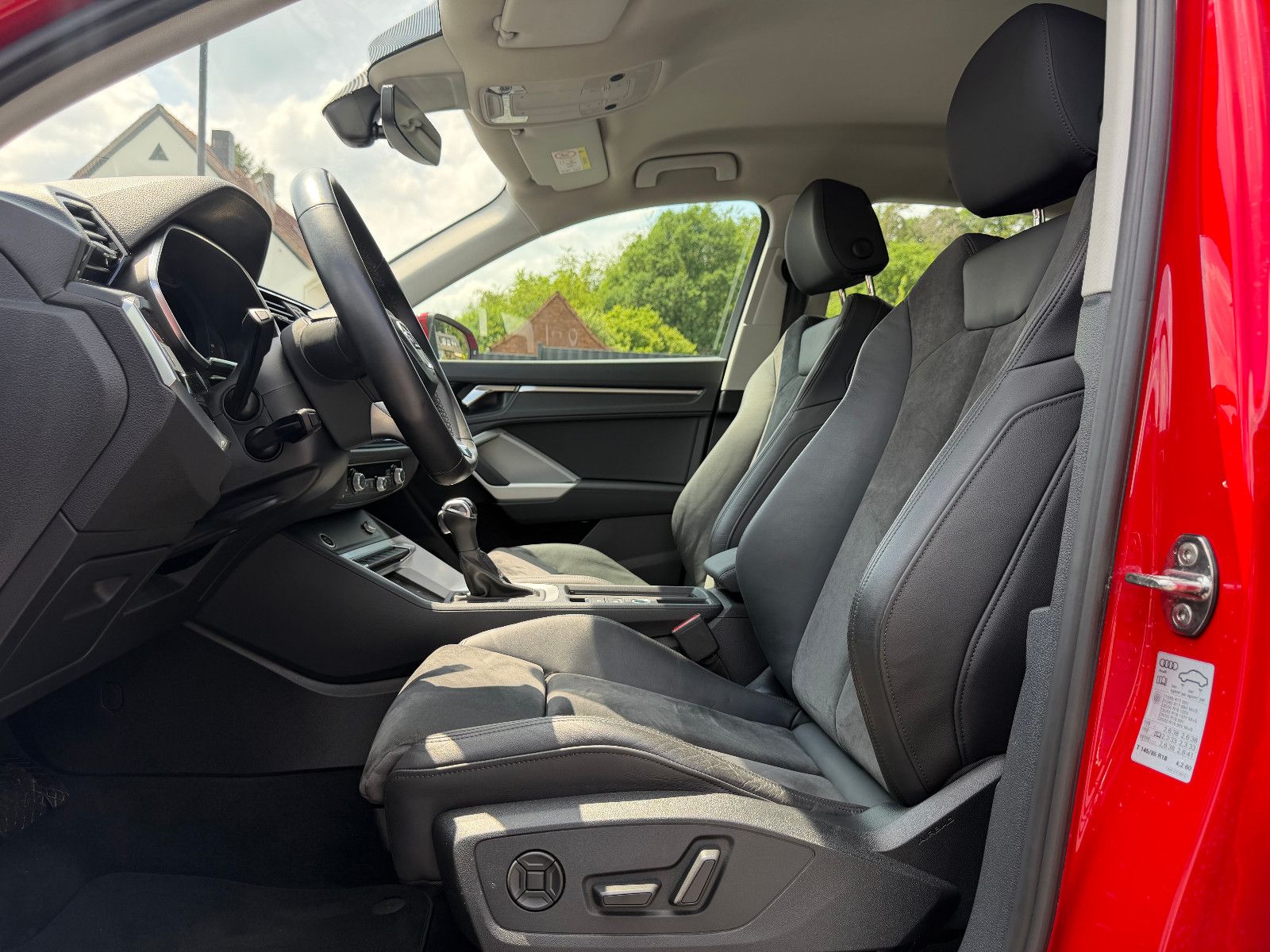 AUDI Q3 40 TFSI quattro S line NAVI/AHK/LED – Foto 9