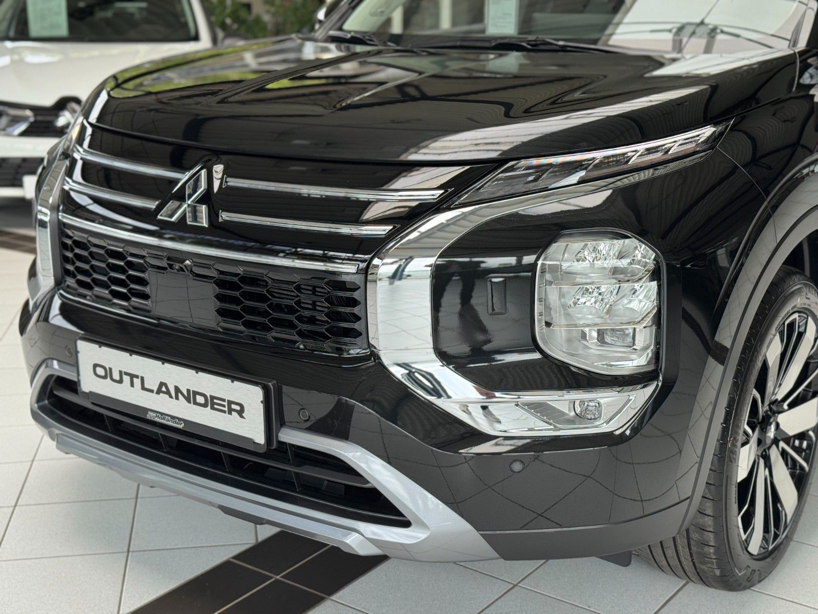 Fahrzeugabbildung Mitsubishi Plug-in Hybrid Outlander Intro Edition