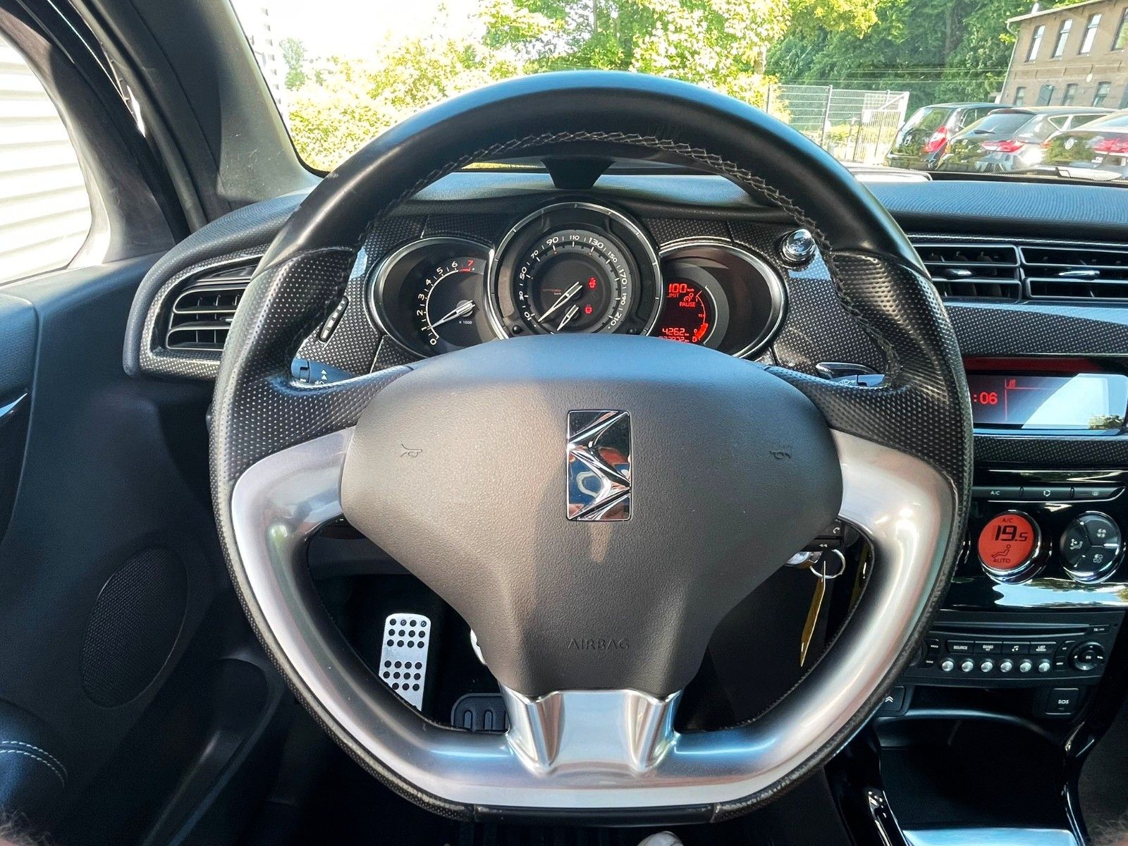 Fahrzeugabbildung Citroën DS3 SportChic 155 THP KIMAAUTOMATIK GANZJ REIFEN
