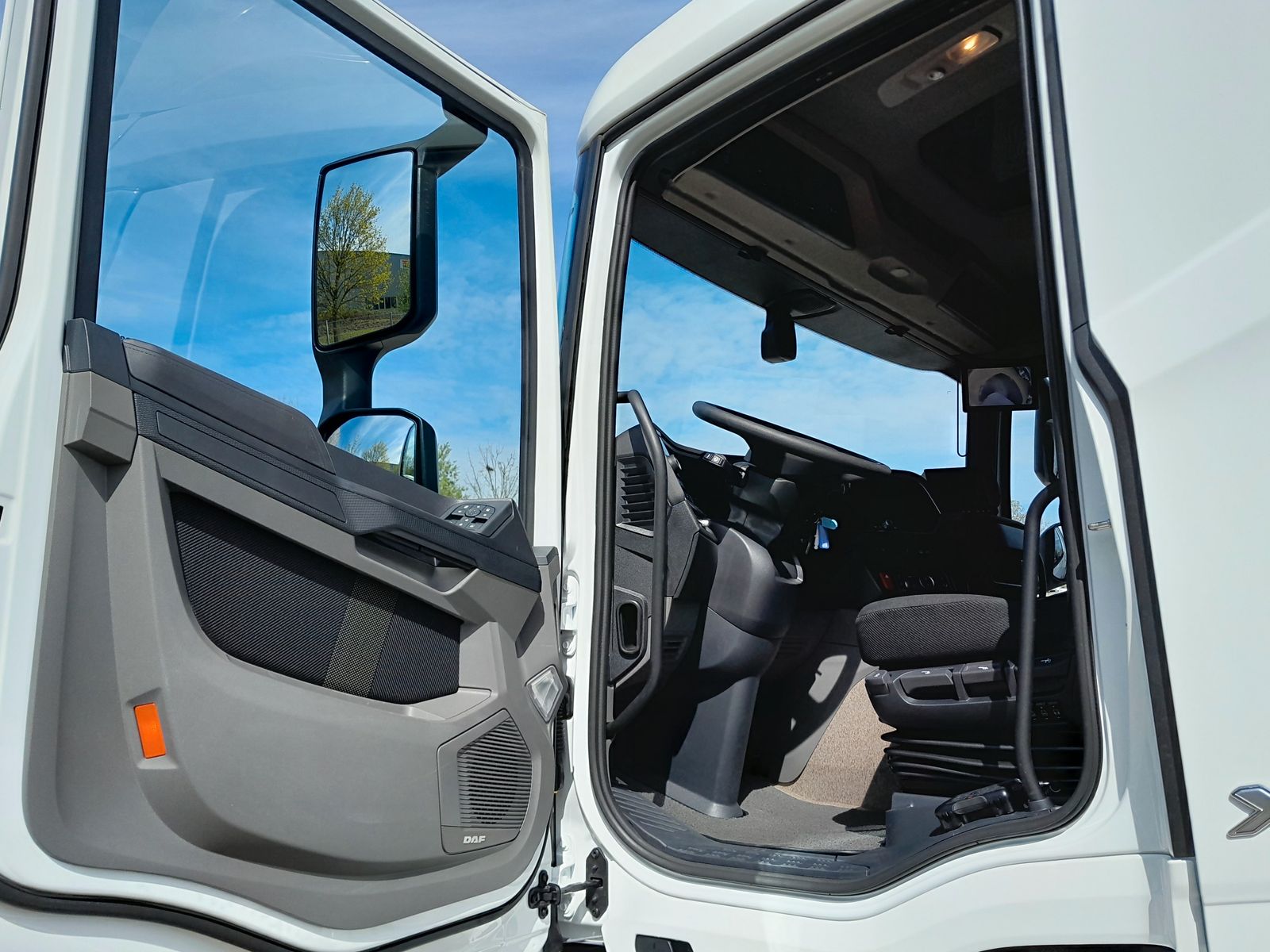 Fahrzeugabbildung DAF FA XD 370 zikun Swing-Board-Aufbau