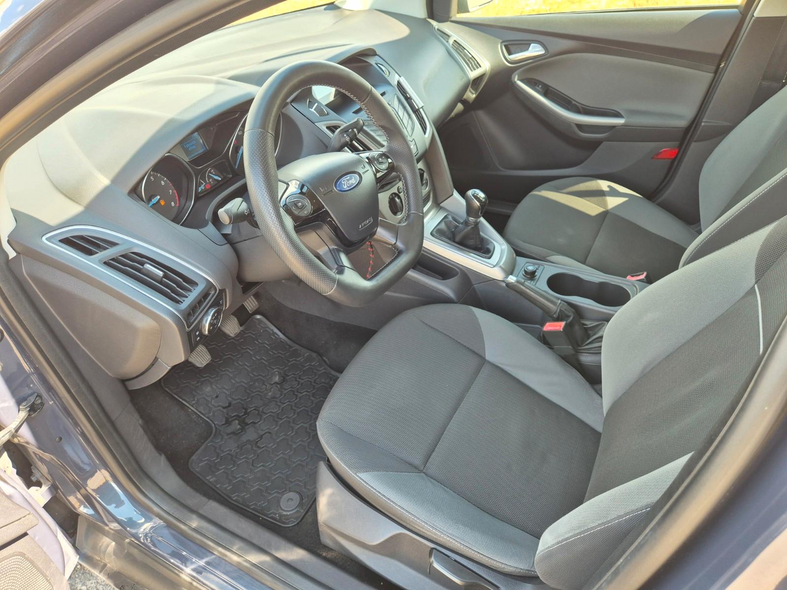 Ford Focus 2011 — photo 9