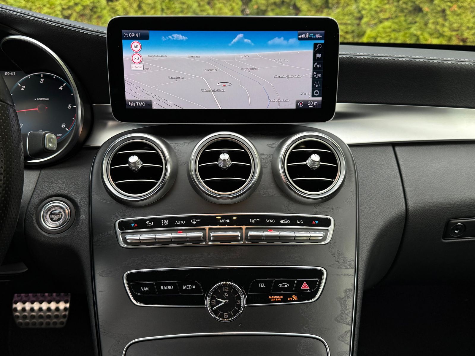 Fahrzeugabbildung Mercedes-Benz C 300 d 4M AMG-Line MULTIB+NIGHT+NAV+KAM+VIRTUAL