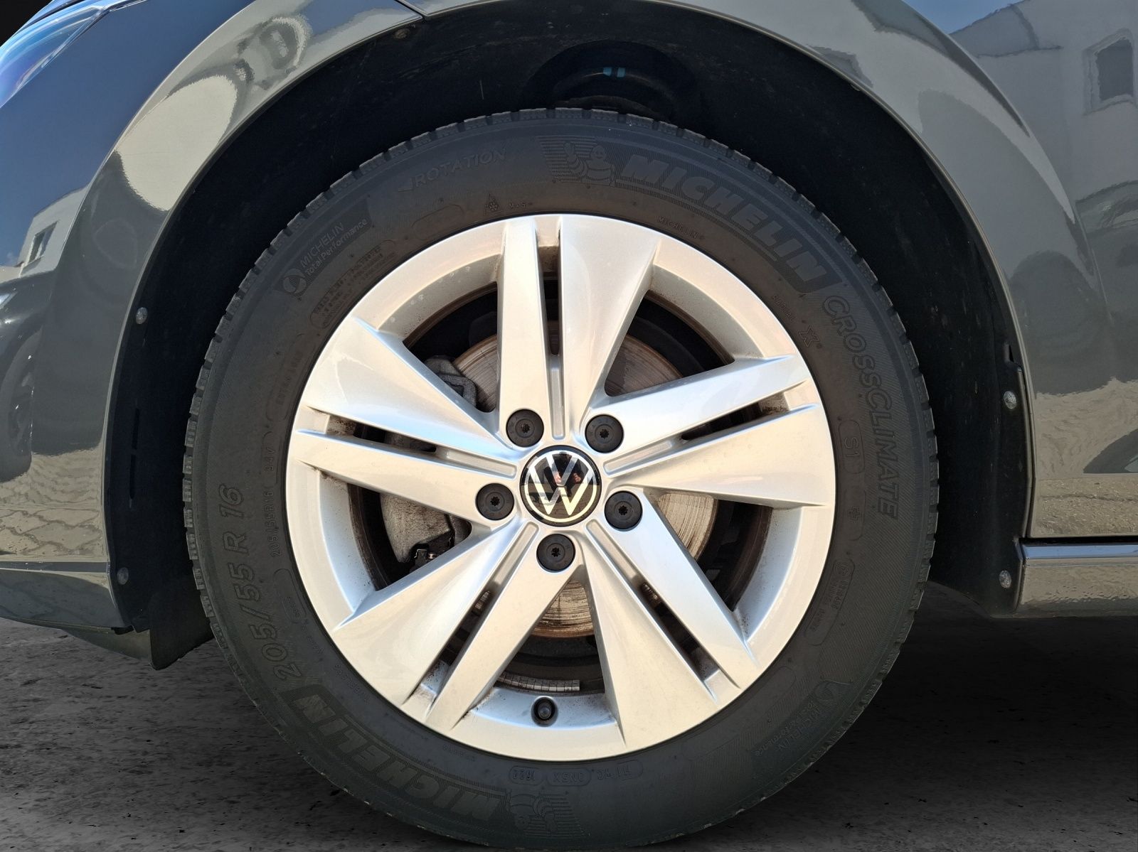Fahrzeugabbildung Volkswagen Golf VIII Variant eTSI Life DSG LED AHK Navi AID