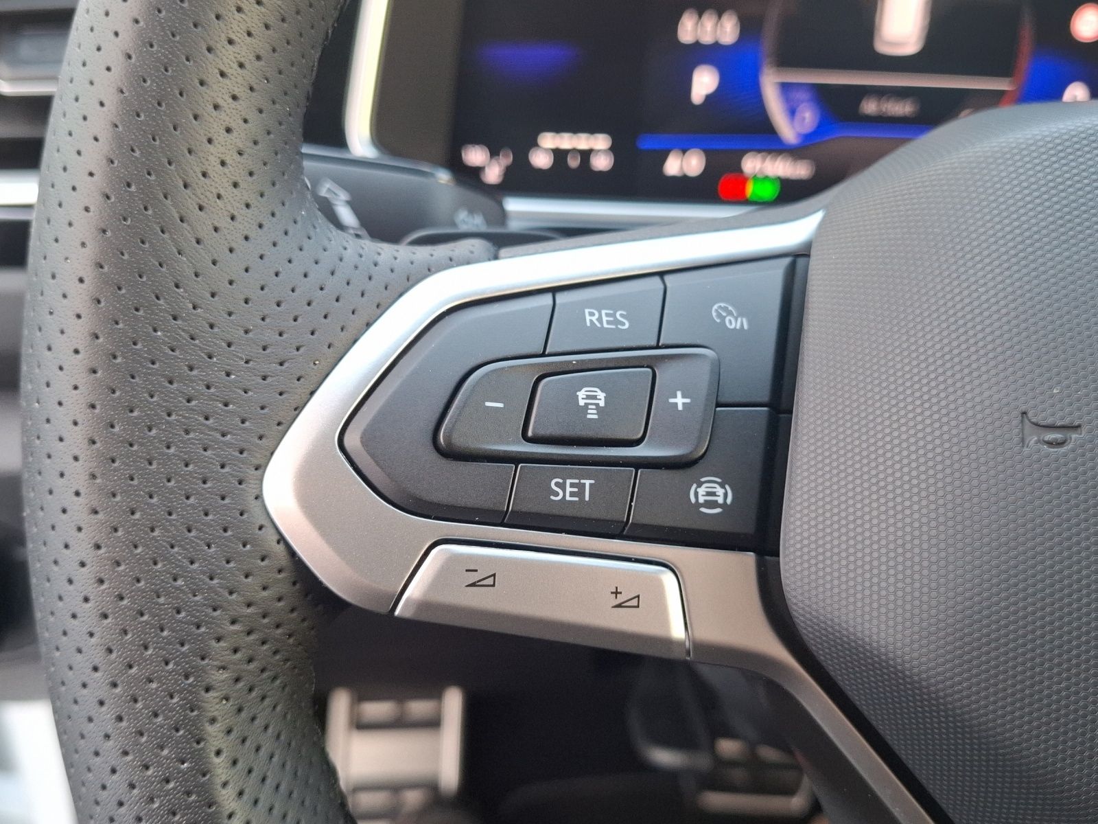 Fahrzeugabbildung Volkswagen T-Roc TSI R-Line DSG LEDplus AHK Navi AID ACC RF