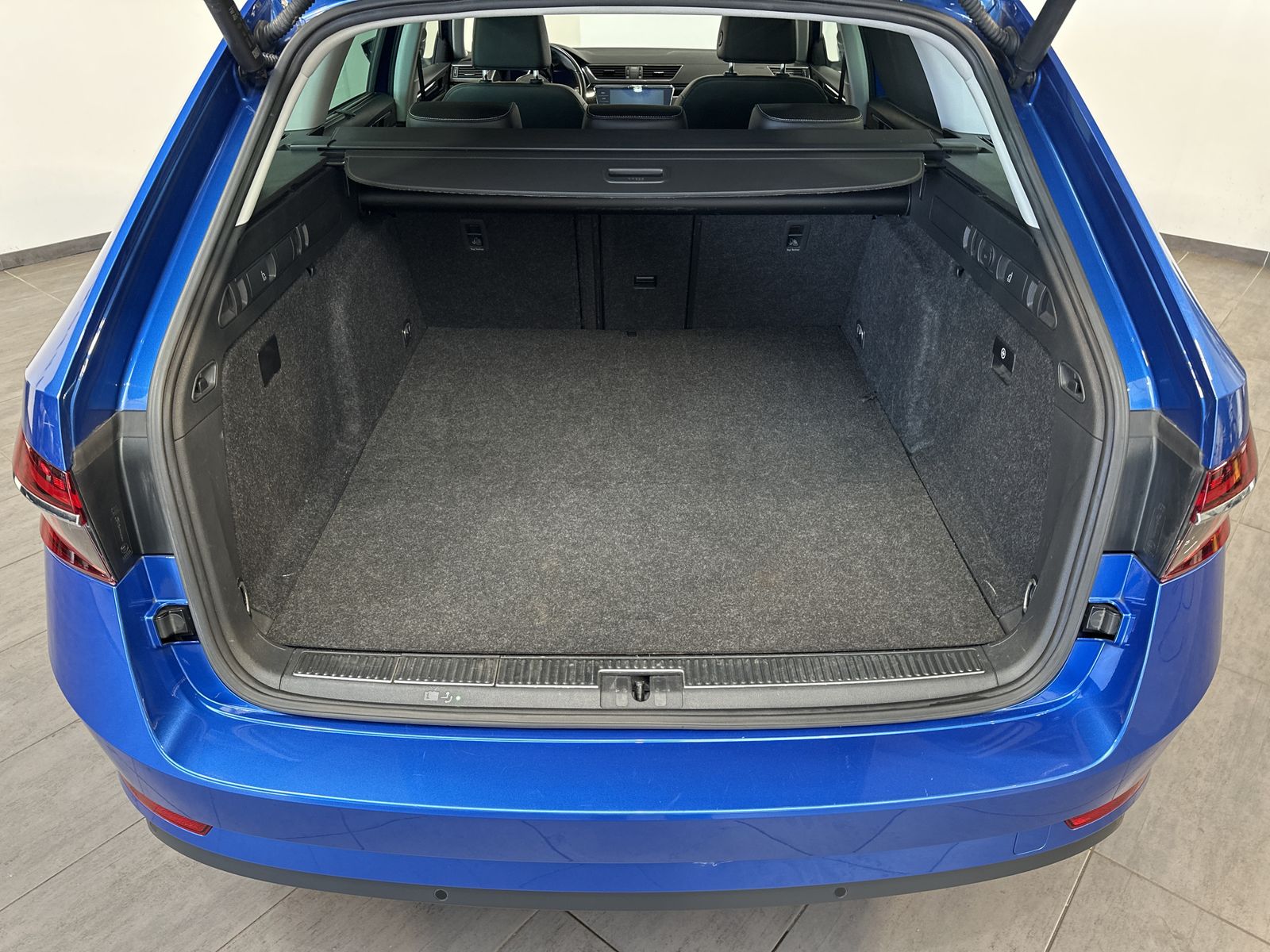 Fahrzeugabbildung SKODA Superb Combi 1.4 TSI iV DSG L&K NAV+LED+AHK+PANO