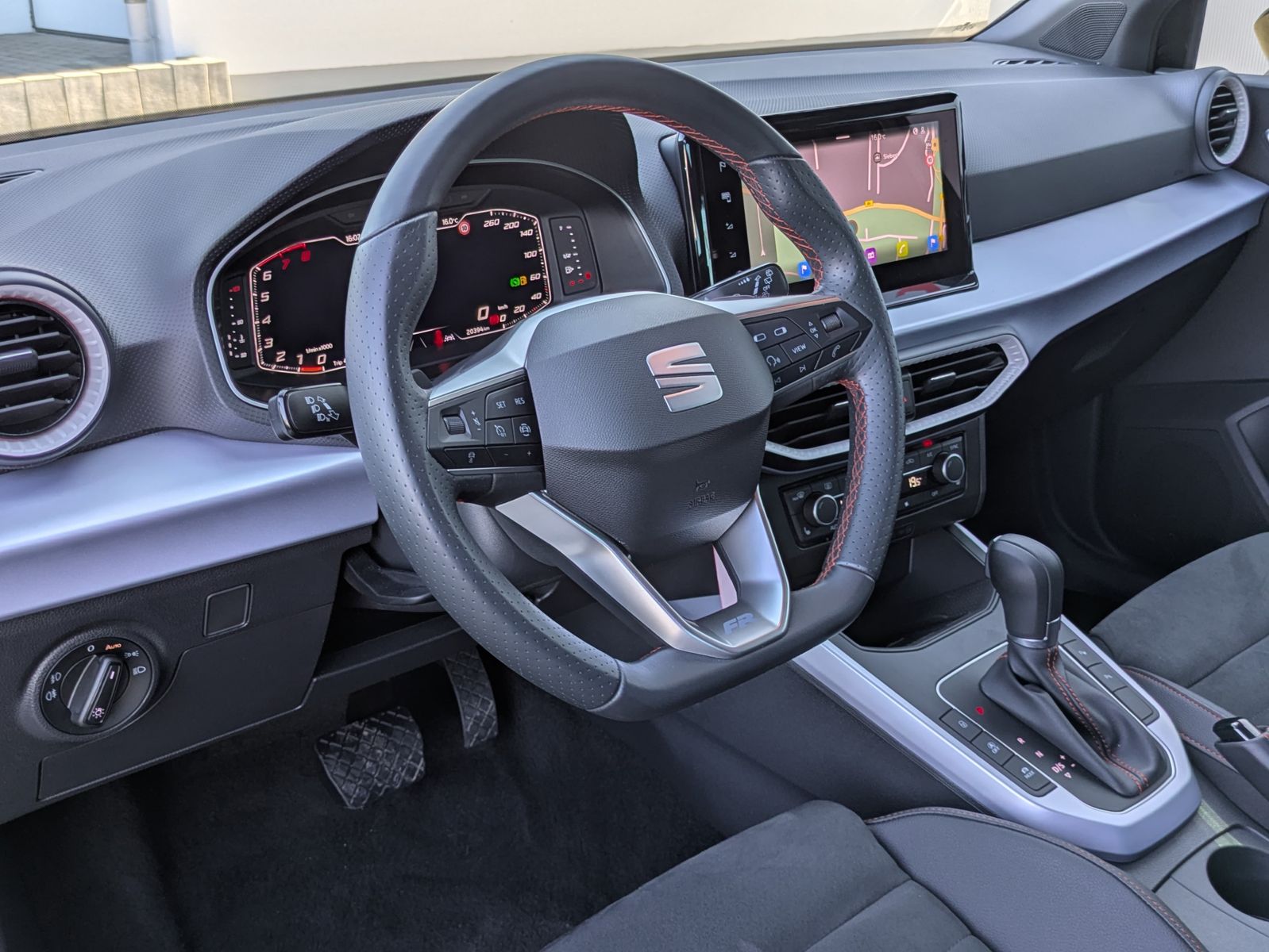 Fahrzeugabbildung SEAT Arona 1.5 TSI FR DSG AHK*ACC*LED*APP*DAB*KAMERA