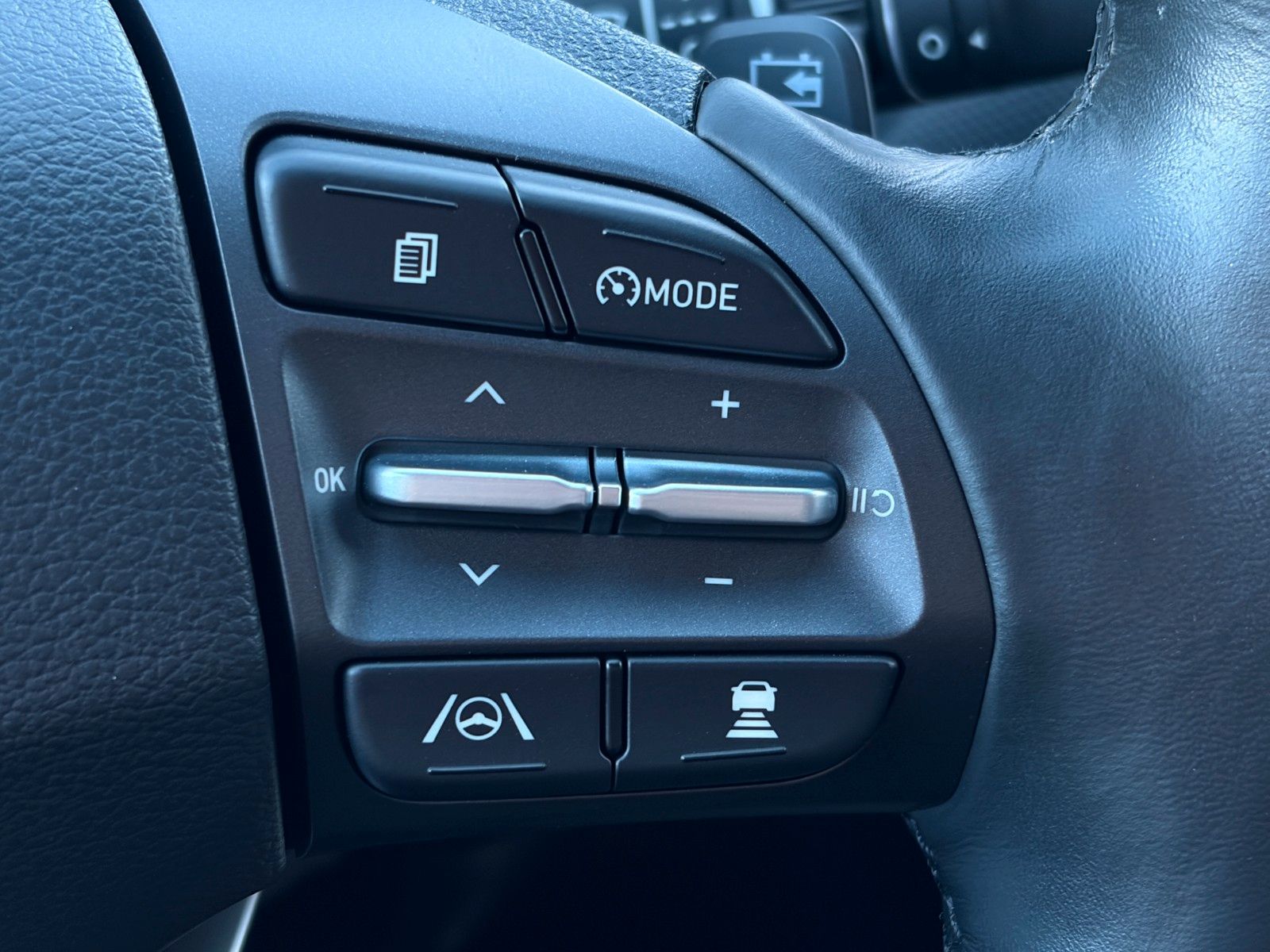 Fahrzeugabbildung Hyundai KONA E Select ACC PDC LFA LKA SHZ LHZ CarPlay