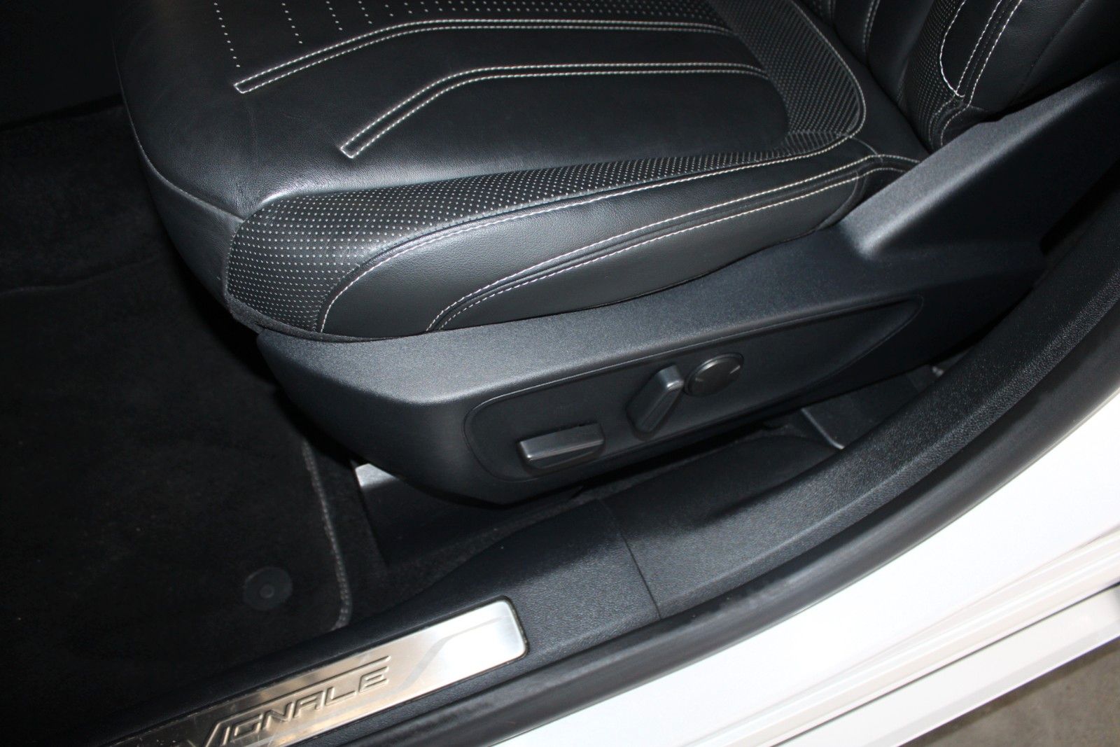 Fahrzeugabbildung Ford Kuga Vignale Aut. AWD LED AHK HUD 2xCAM B&O uvm.