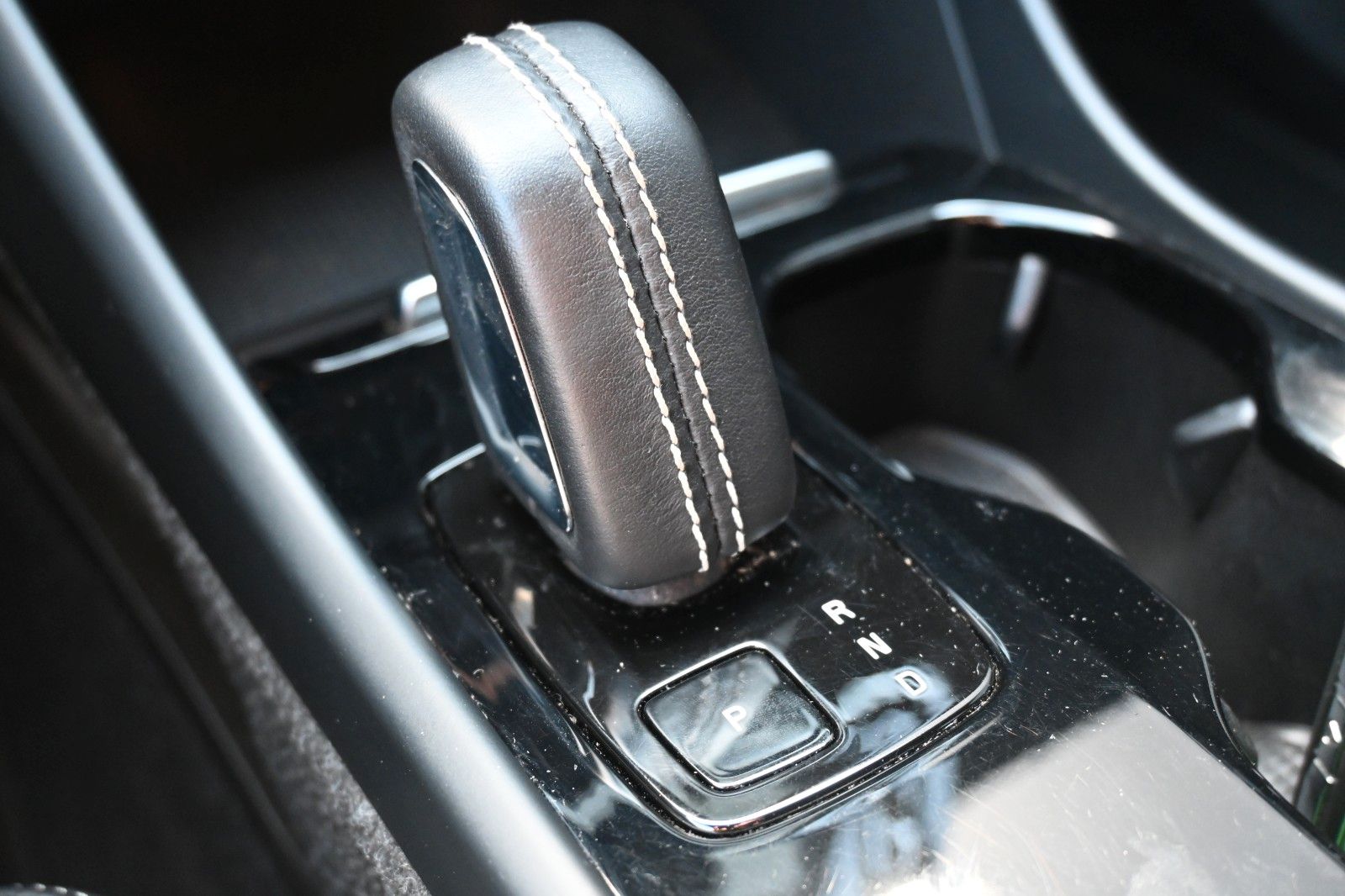 Fahrzeugabbildung Volvo XC40 BEV AWD R Design*H&K*FSHZG*RFK*WP*20Zoll*