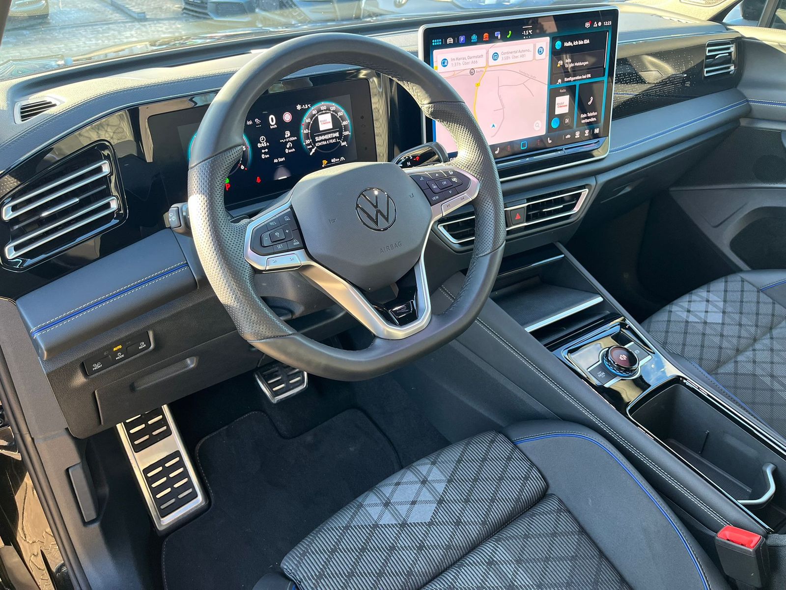 Fahrzeugabbildung Volkswagen Tiguan 2.0 TDI 4M R-Line PANO*H&K*AHK*MATRIX*20"