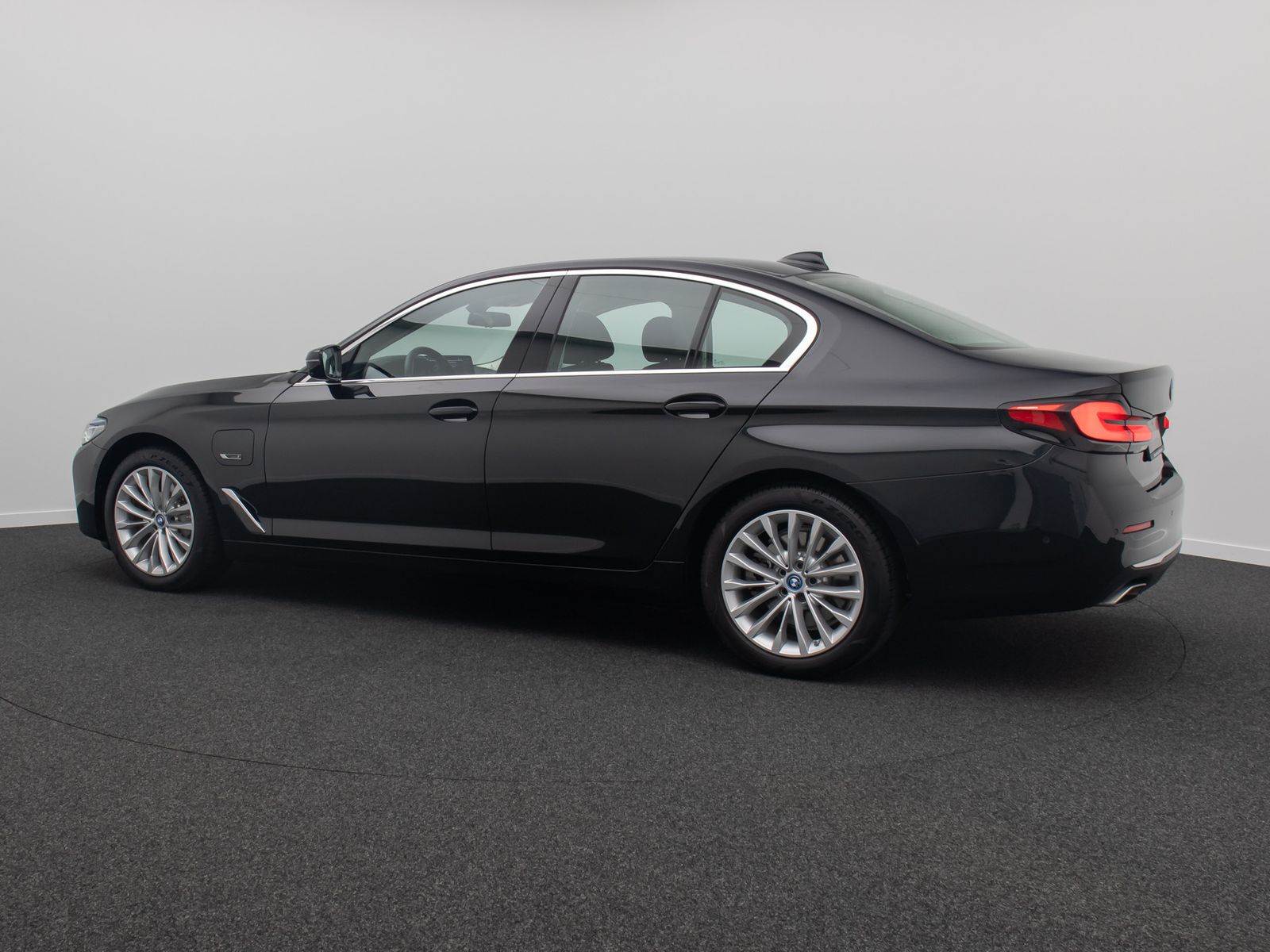 Fahrzeugabbildung BMW 530e Luxury Line ACC Laser 360° HUD DAB Sport