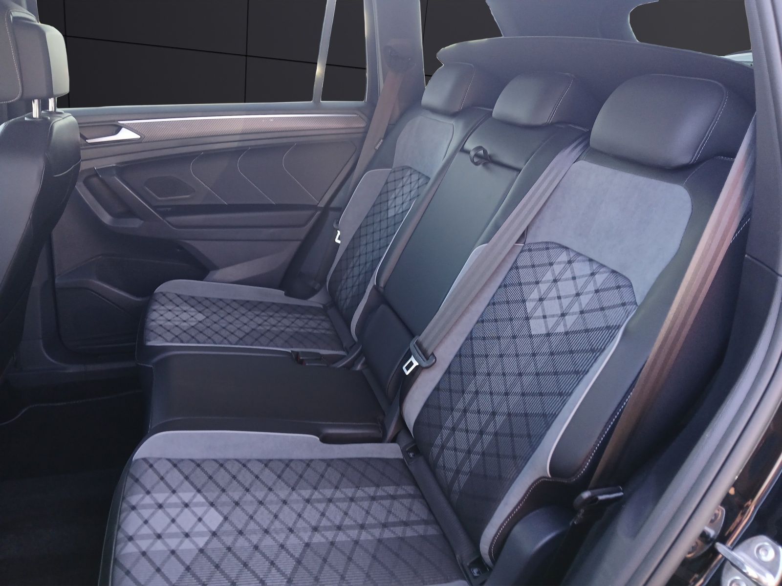 Fahrzeugabbildung Volkswagen Tiguan Allspace TSI R-Line DSG 4M Matrix Navi AI