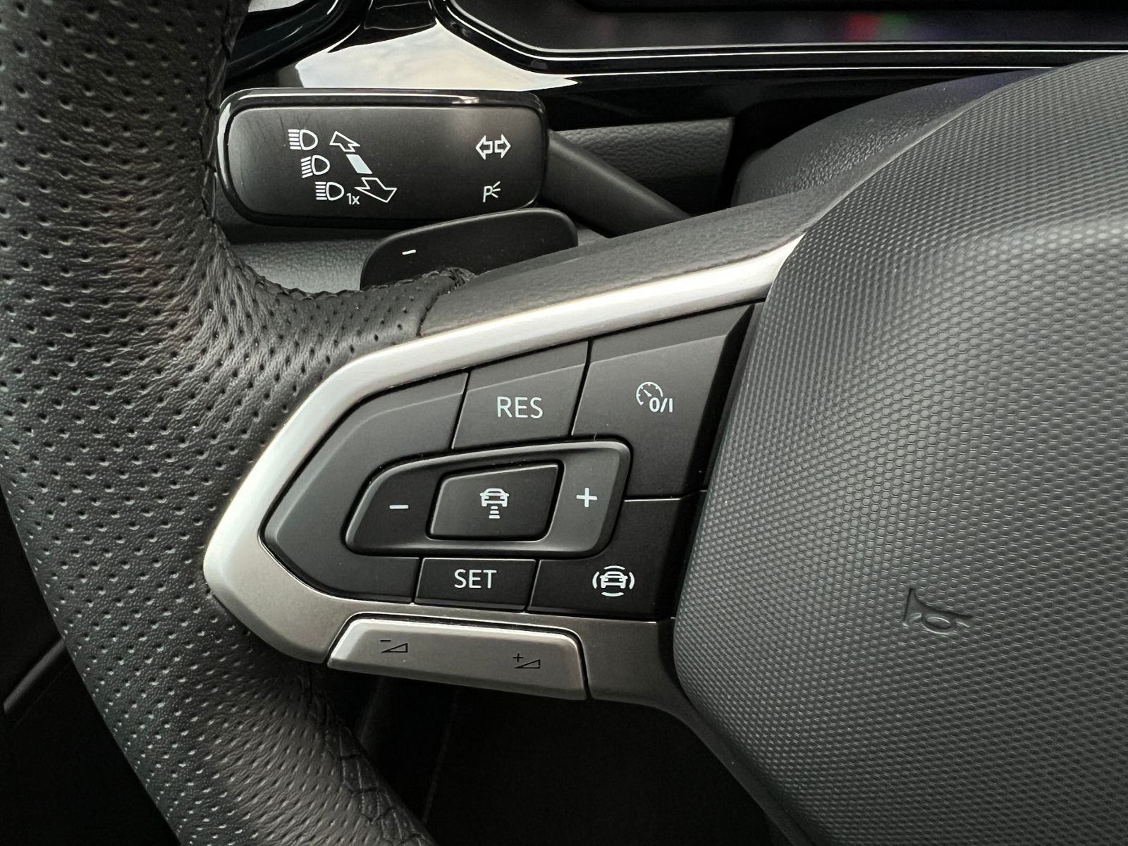 Fahrzeugabbildung Volkswagen T-Roc R-Line 1.5 TSI DSG *AHK, LED, Black Style,