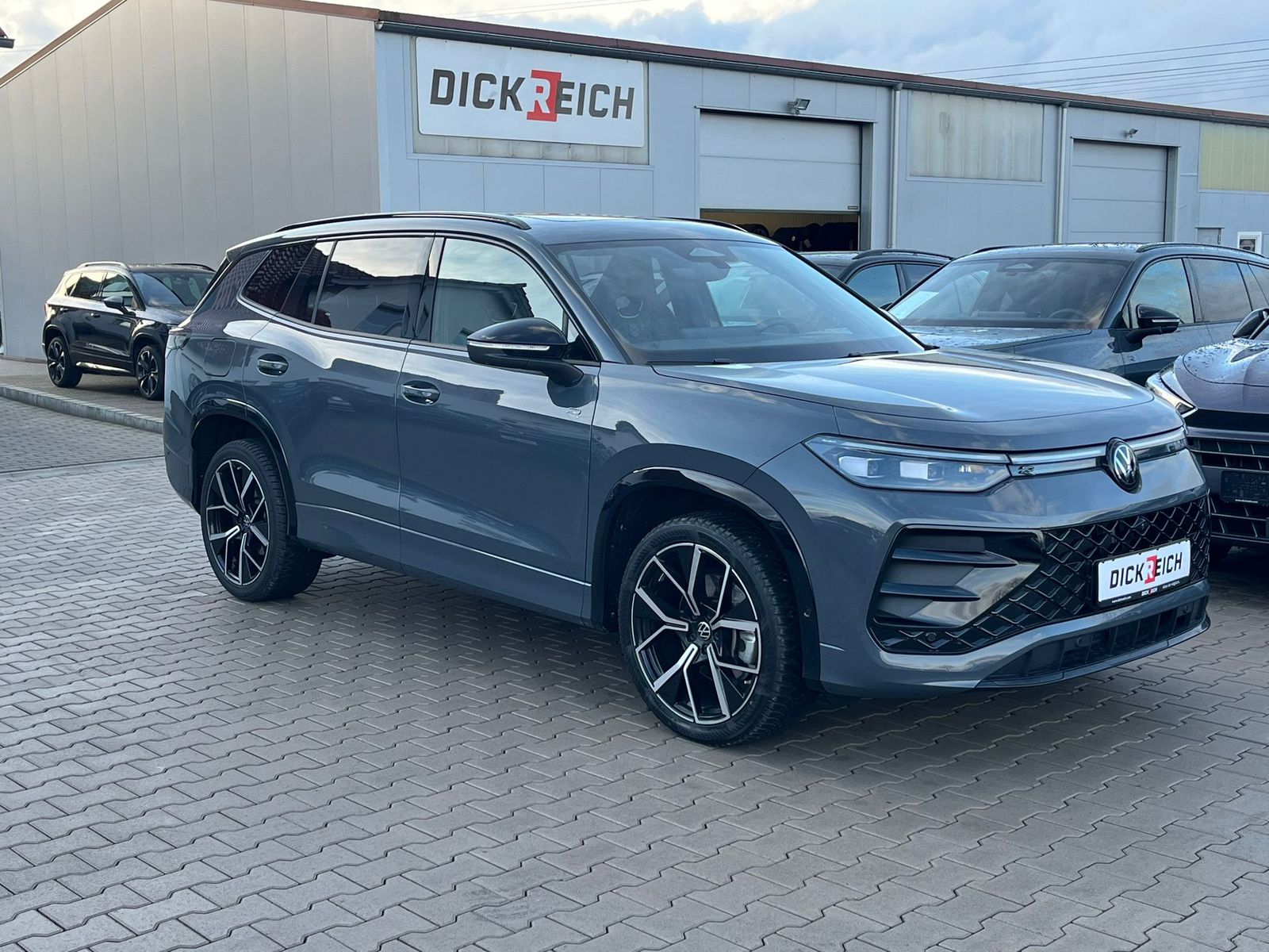 Fahrzeugabbildung Volkswagen Tayron 2.0 TDI 4M R-Line BLACK*7Si*MATRIX*PANO