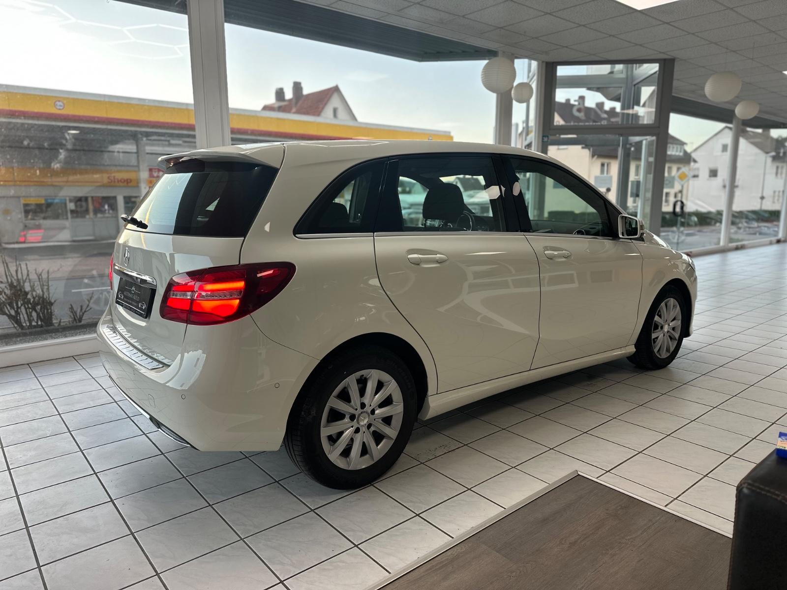 Mercedes-Benz B 180 Xenon Scheckheft Rückfahrkamera Style